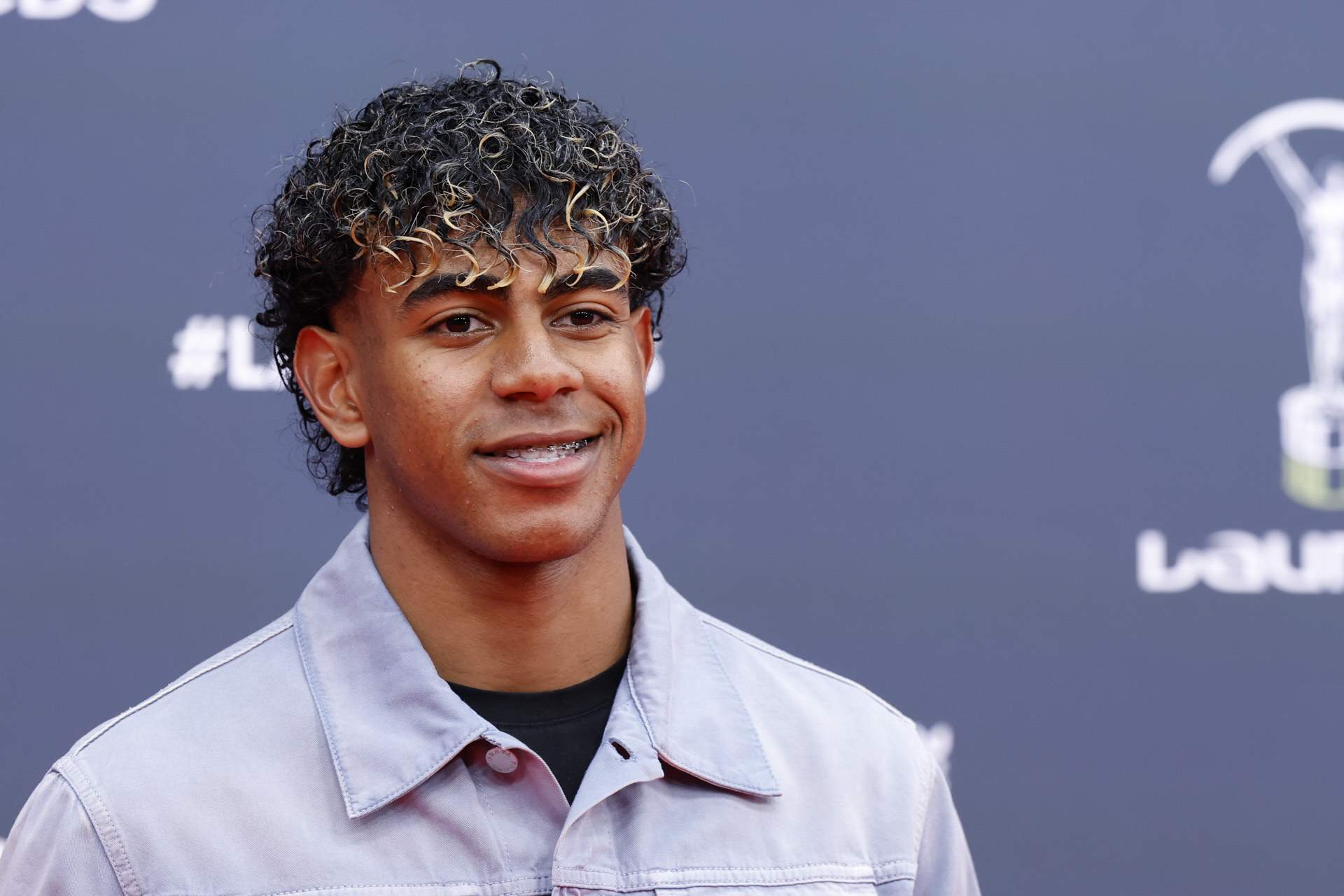 La foto de Lamine Yamal a l'avió privat que indigna la COPE: "Cómo puede comer eso"