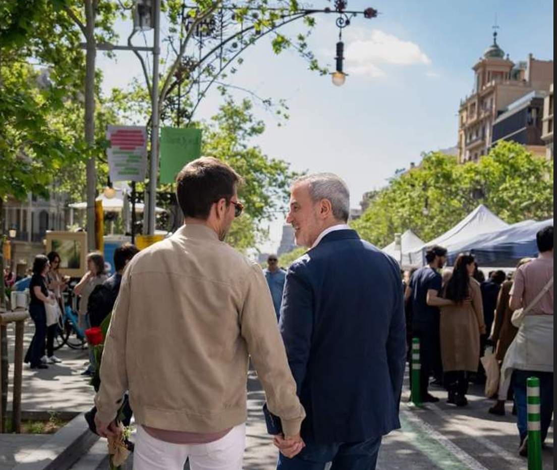 Jaume Collboni parla del seu nòvio, amb qui passeja de la mà per Sant Jordi