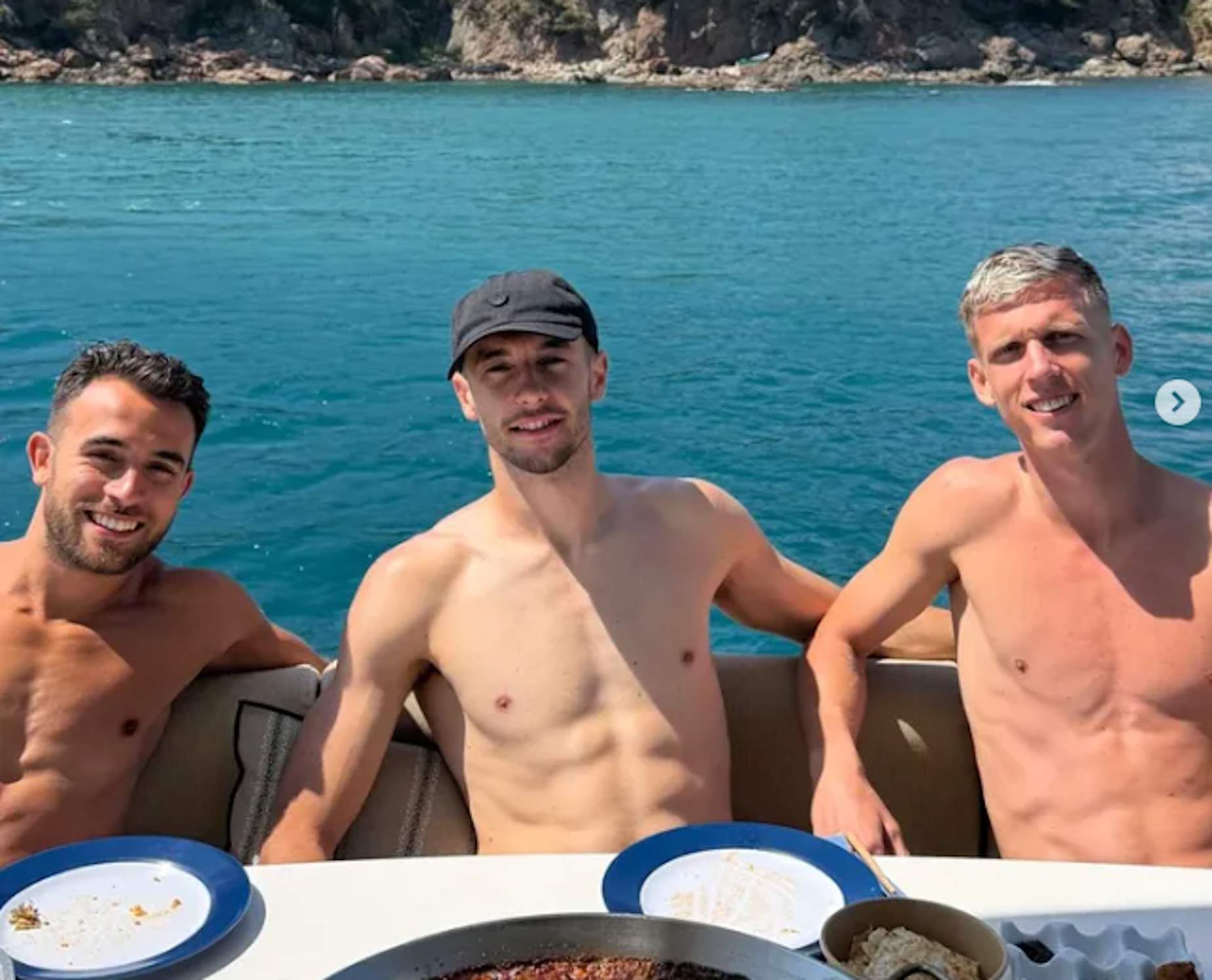 Eric Garcia, Joan y Dani Olmo en yate por la Costa Brava consumiendo la bebida más catalana