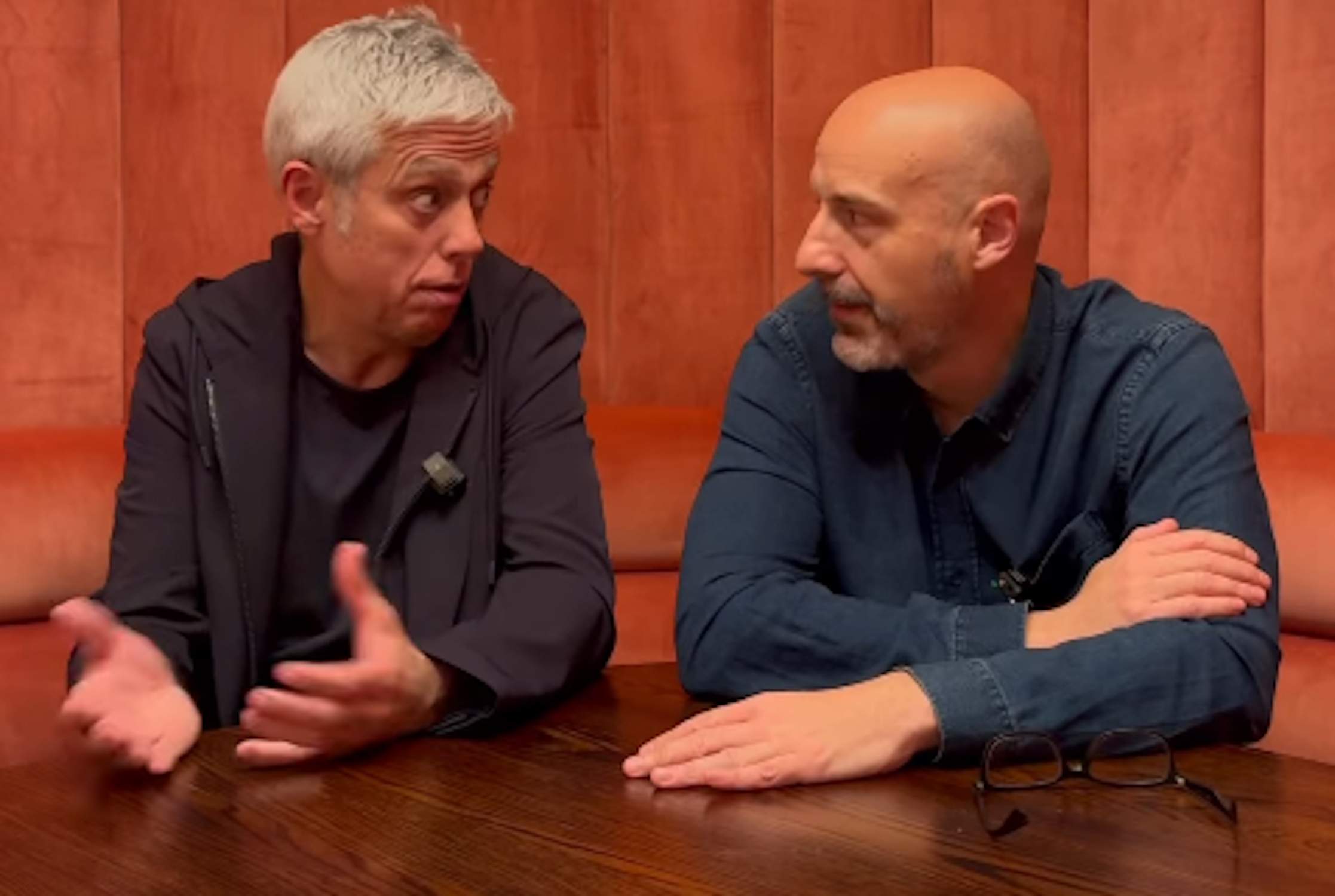 Albert Om, Joan M. Pou, paper higiènic i una escombreta de vàter... Què els ha passat?