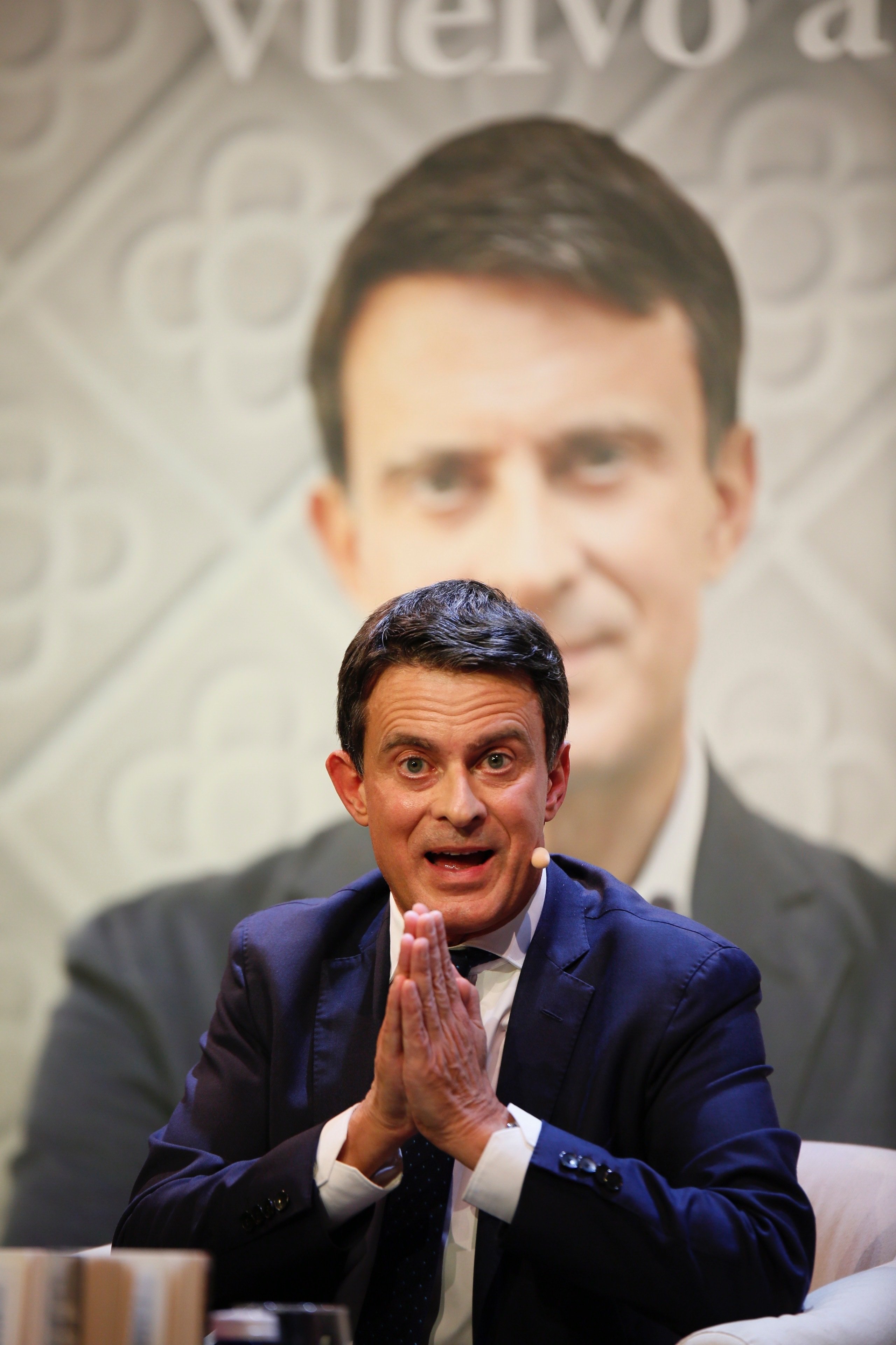 Ridícul de Manuel Valls: li pregunten quant costa el metro i ell parla de taxis