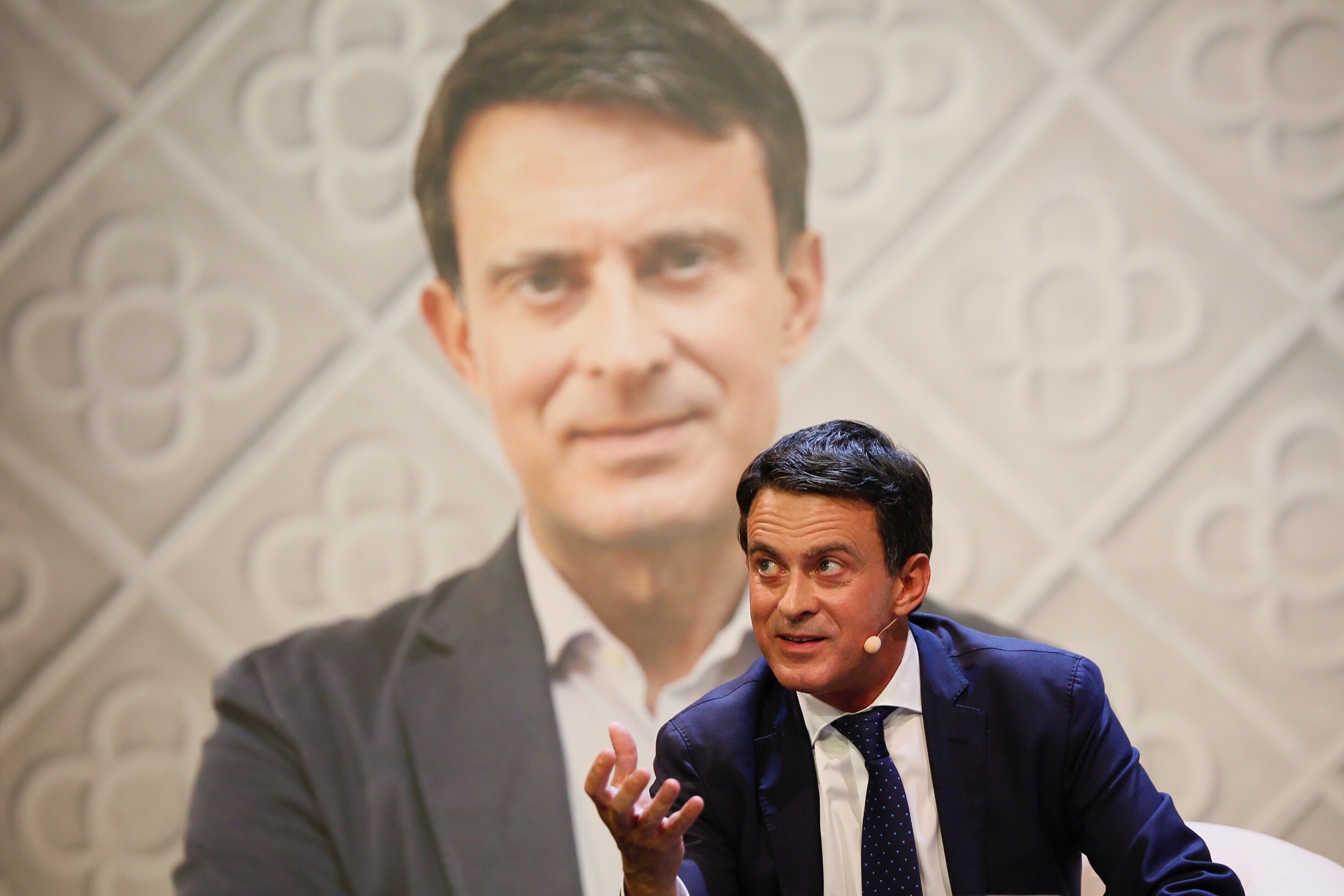 Inquietante felicitación navideña de Valls que provoca carcajadas: "Qué mal rollo, ridículo"