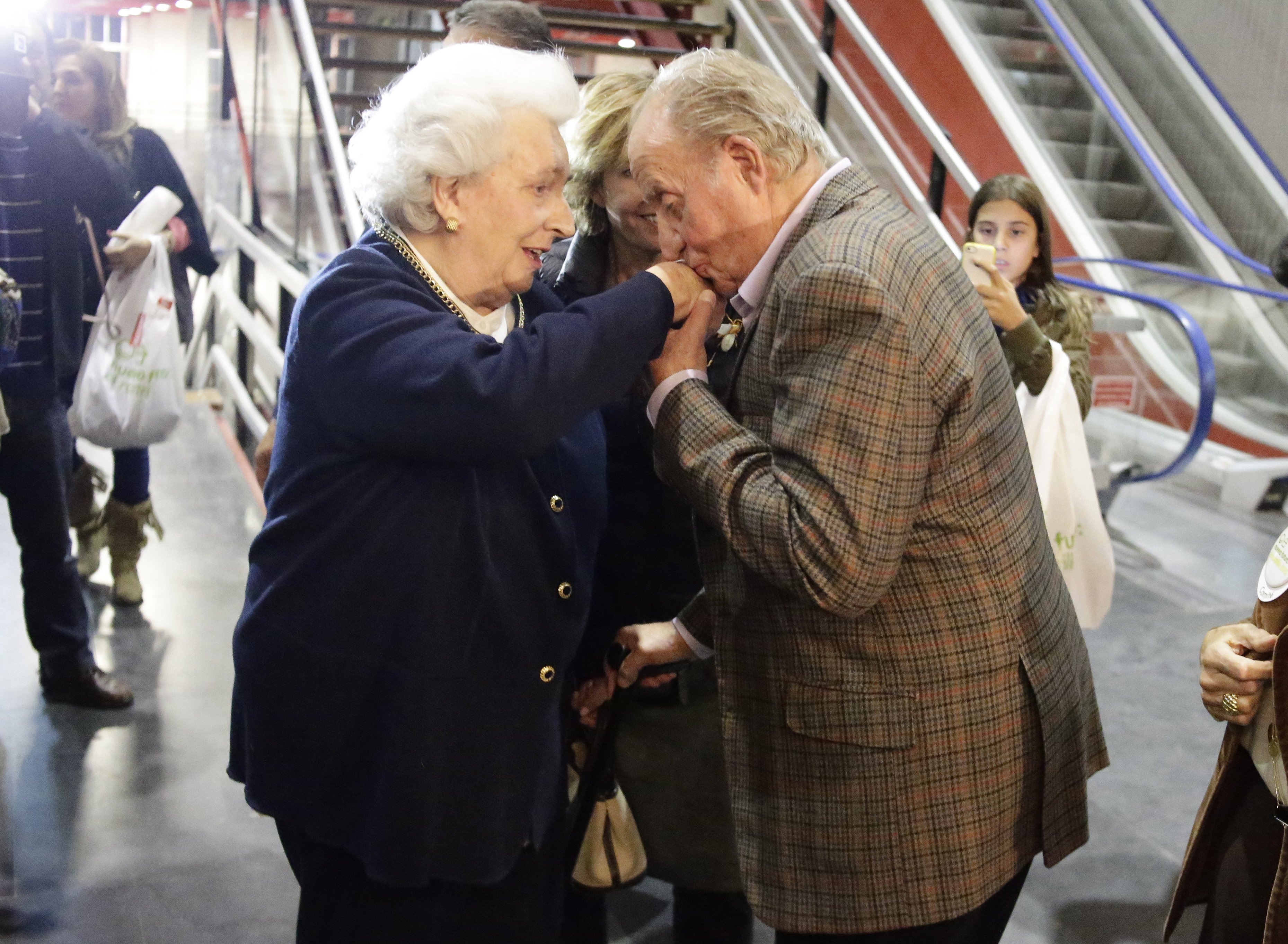 La germana del rei Joan Carles el titlla de "controlador" i "tafaner"