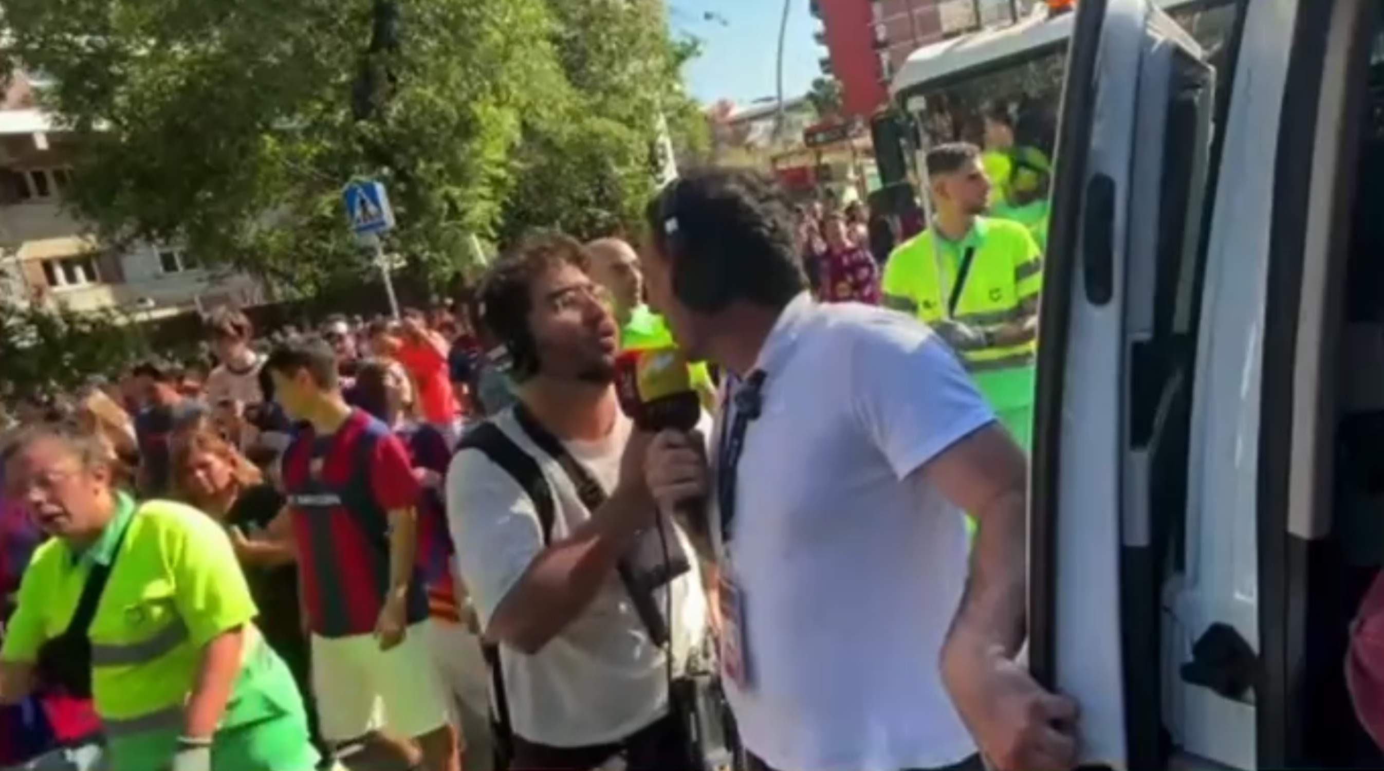 Moment brutal a la rua del Barça quan un locutor de RAC1 topa amb un de Catalunya Ràdio. Què ha passat