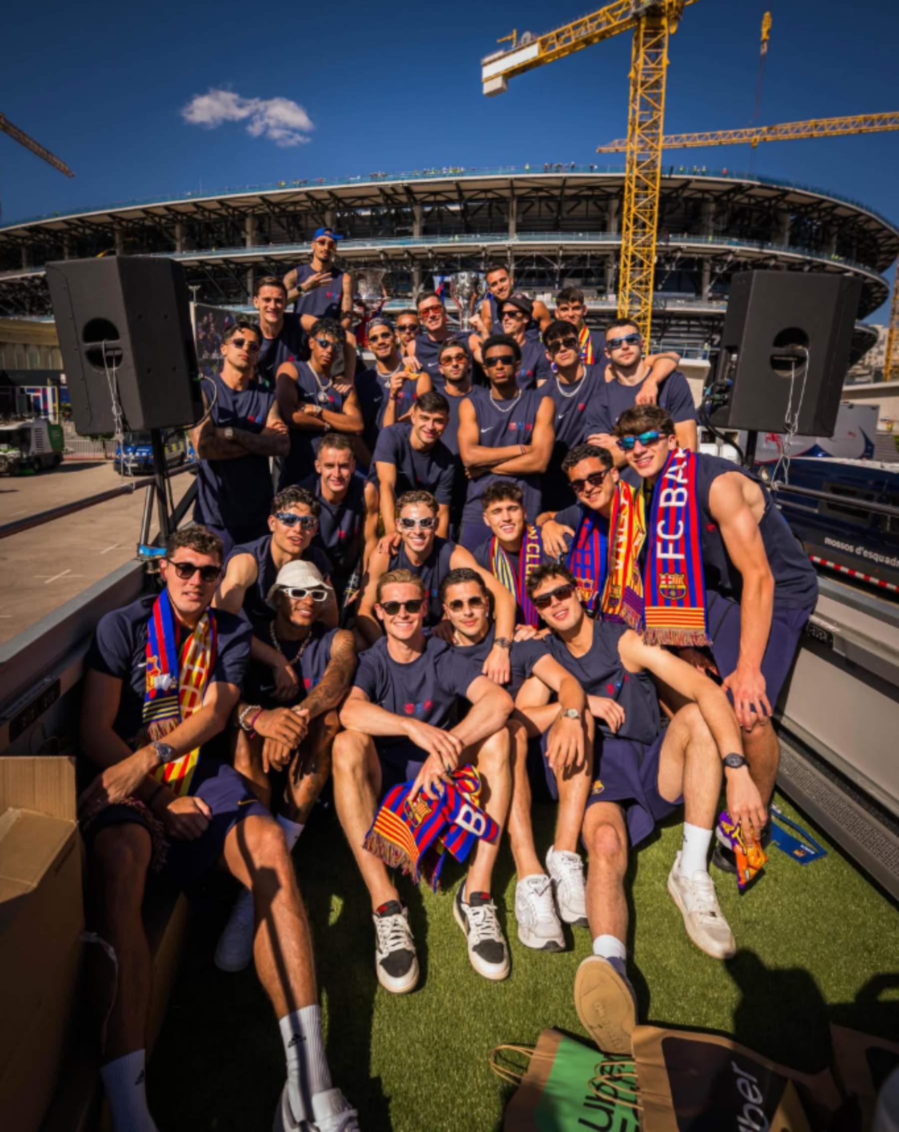 Les mares i les nòvies dels jugadors del Barça enamoren els culers: foto inèdita totes juntes de celebració