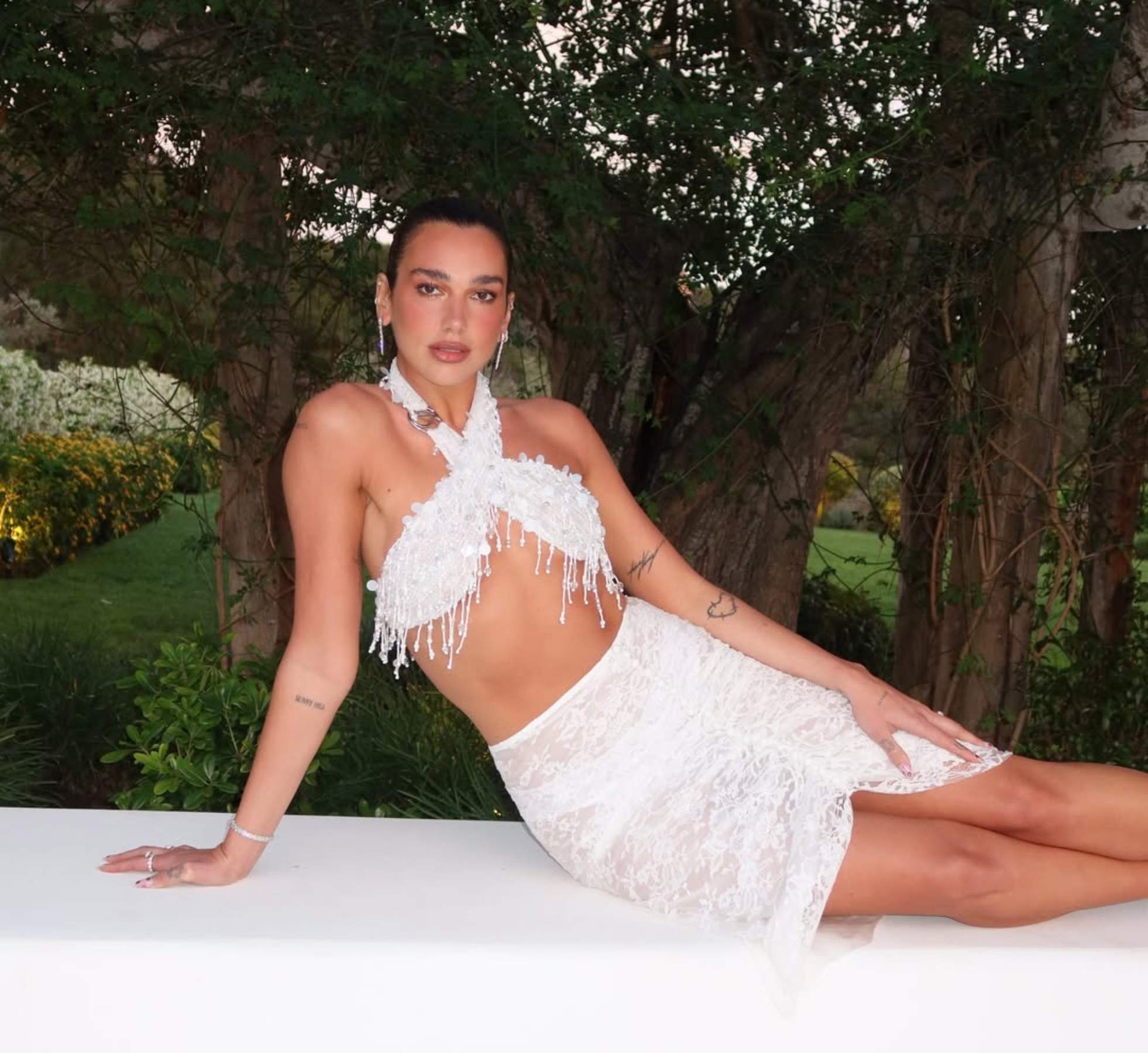 Dua Lipa, espectacular, esvalota la xarxa celebrant el seu comiat de soltera des d'aquesta illa Balear