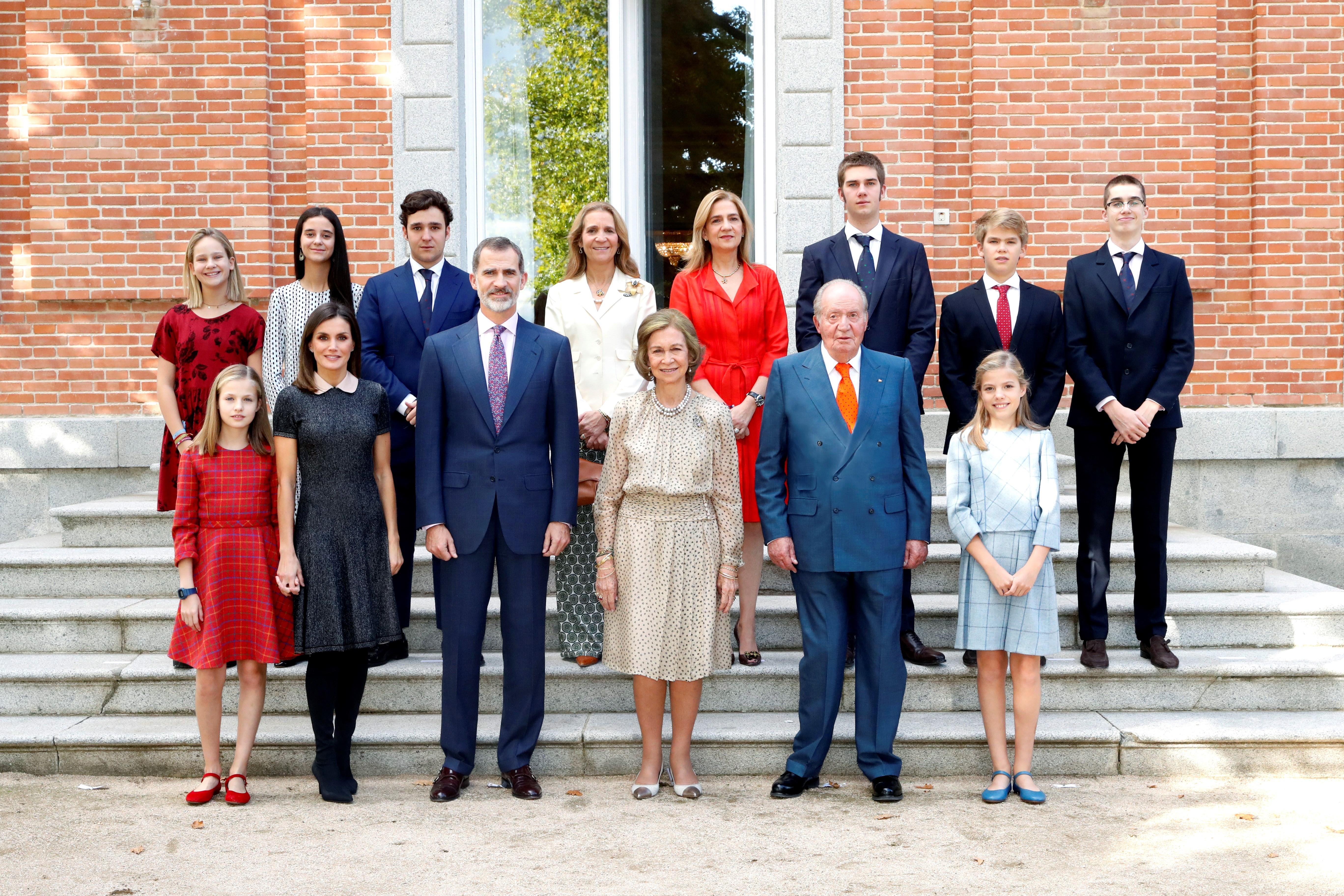 El sutil gesto de Letizia en la foto con la infanta Cristina que lo dice todo