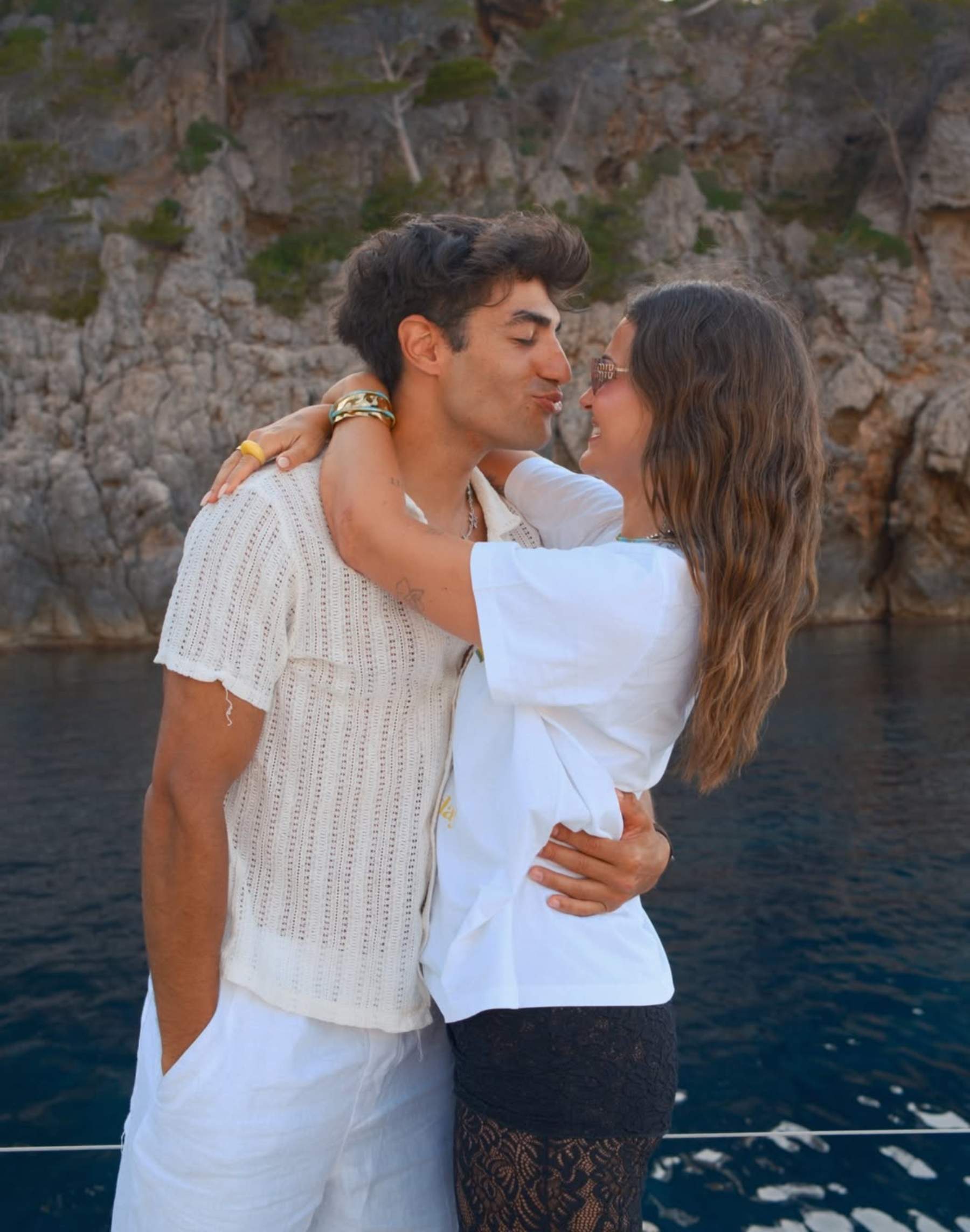 Laura Escanes enamora por el cumpleaños de Joan Verdú: el beso más romántico de la pareja en Mallorca