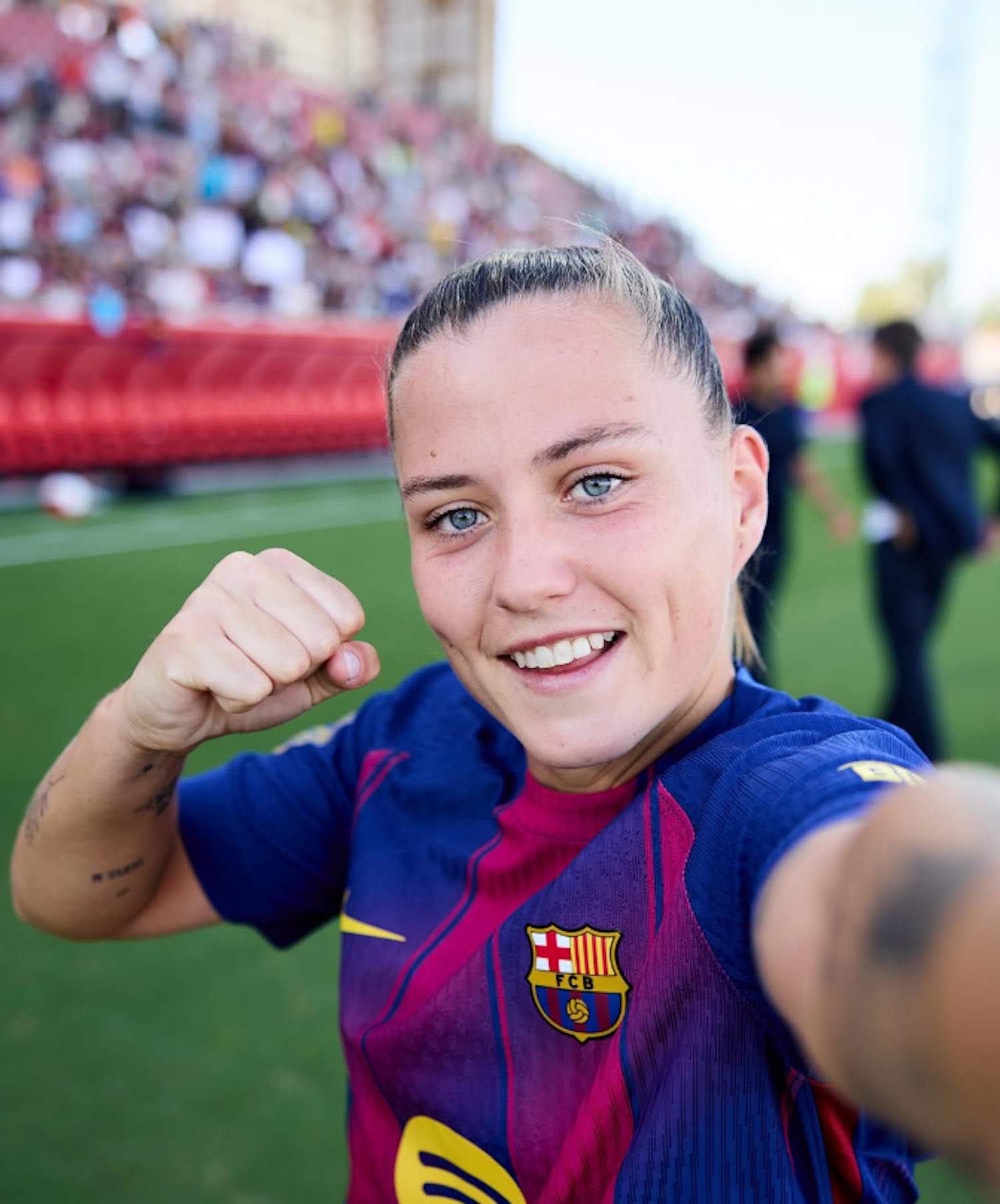 Clàudia Pina funde a los culés: beso que enamora, con su pareja, en un día lleno de emociones