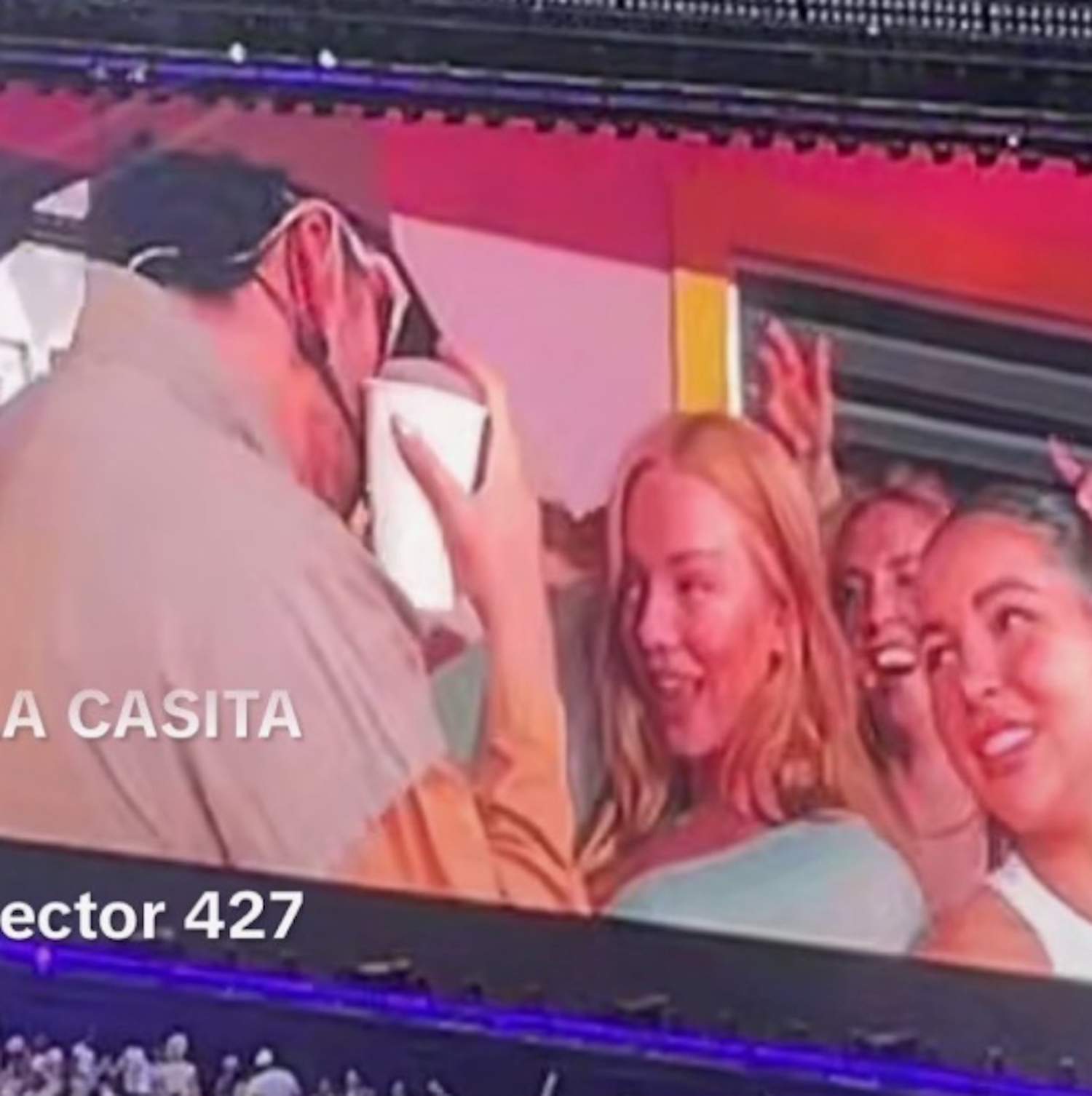 Sorpresa a 'La Casita' de Bad Bunny a Madrid: qui balla amagat rere una columna, al costat d'Ester Expósito
