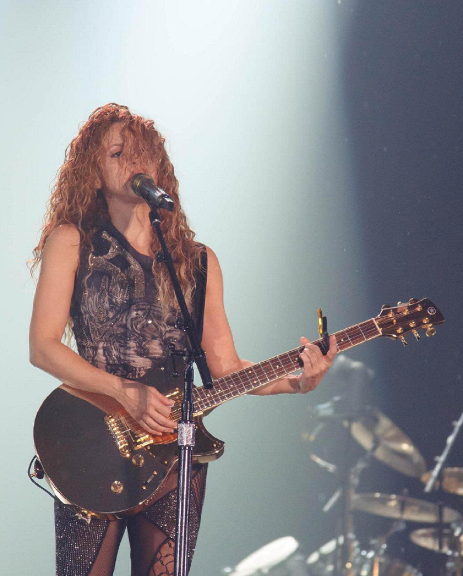 Shakira cierra su gira con una imagen insólita encima del escenario