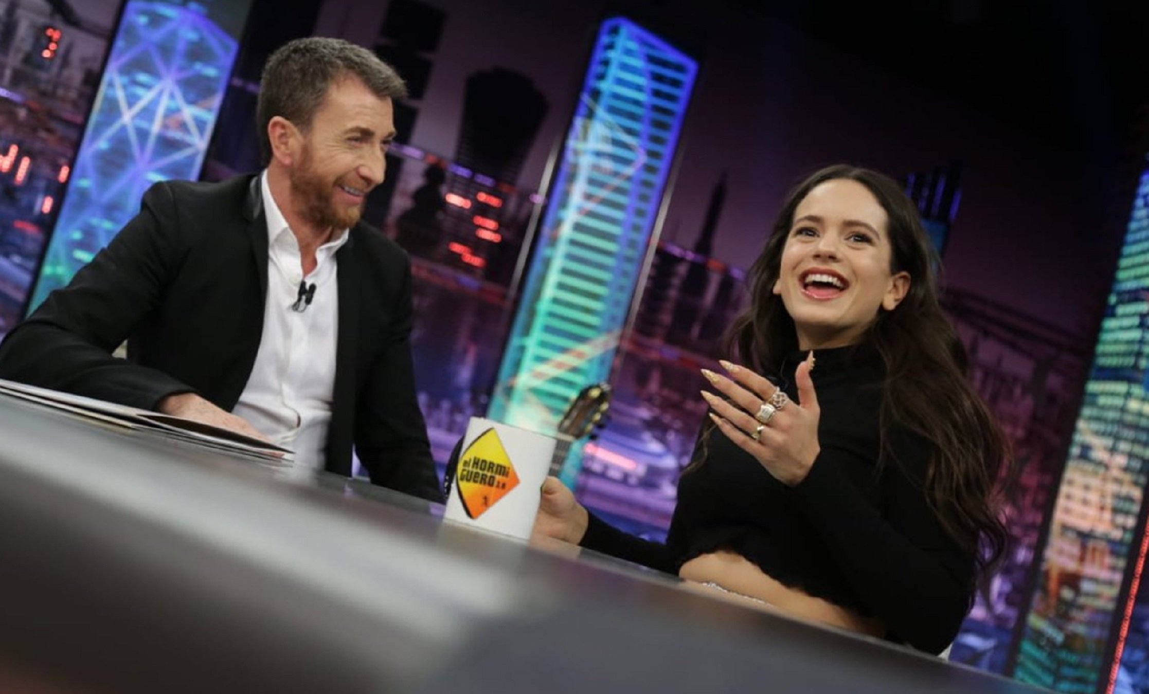 Rosalía saca pecho de catalana, humilde y feminista en 'El Hormiguero'