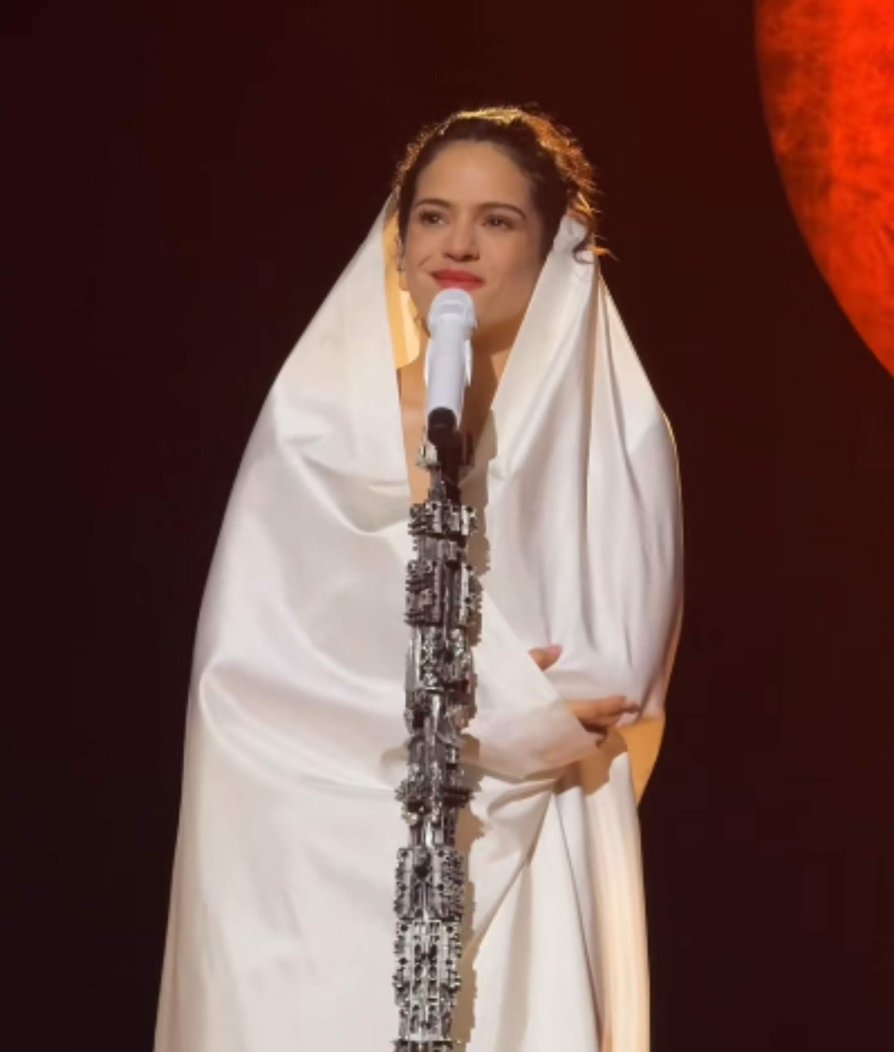 La emoción de Rosalía al reaparecer después de cancelar 3 conciertos por una emergencia familiar: "Gracias..."