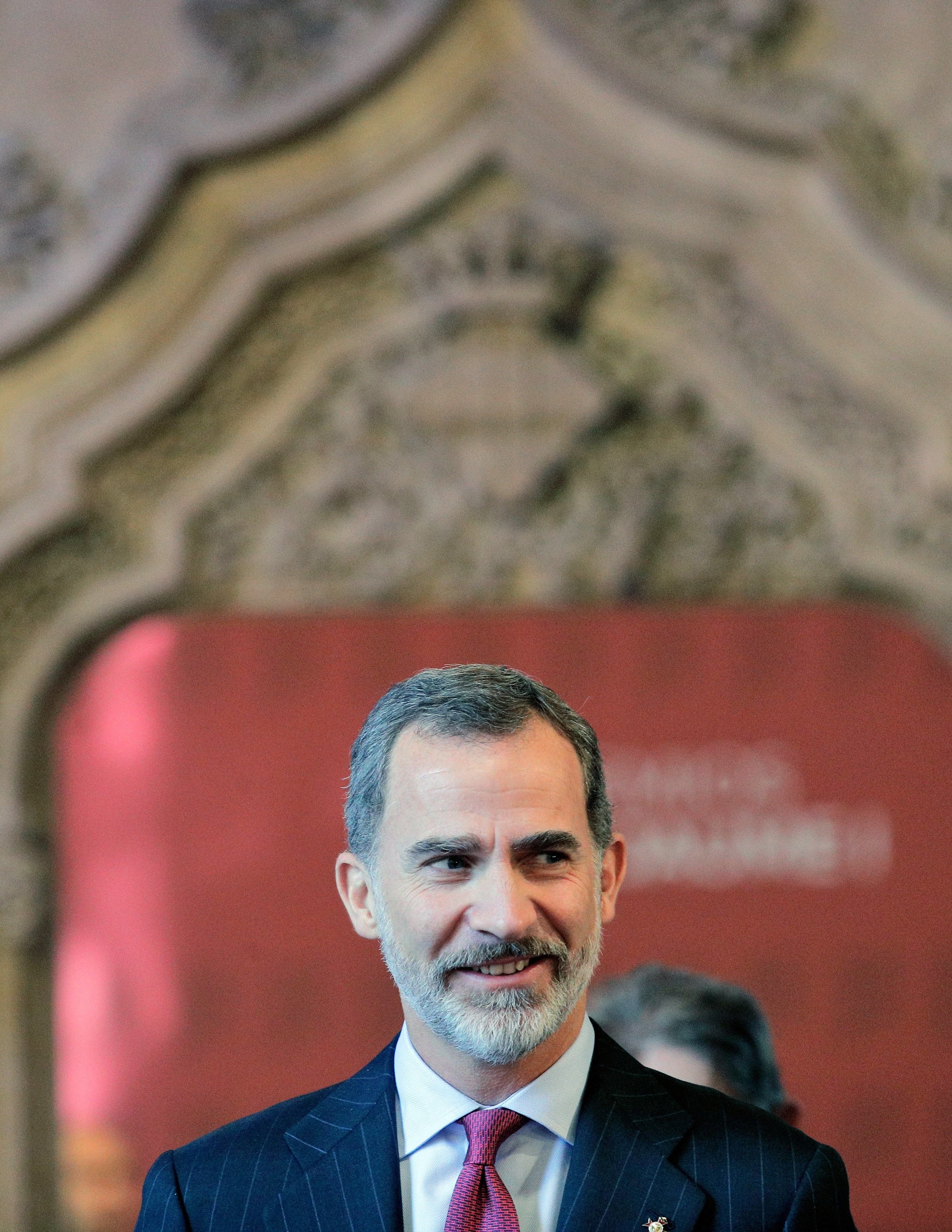 Ira con Felipe, preocupado por la "incertidumbre de España" y callando por la Banca