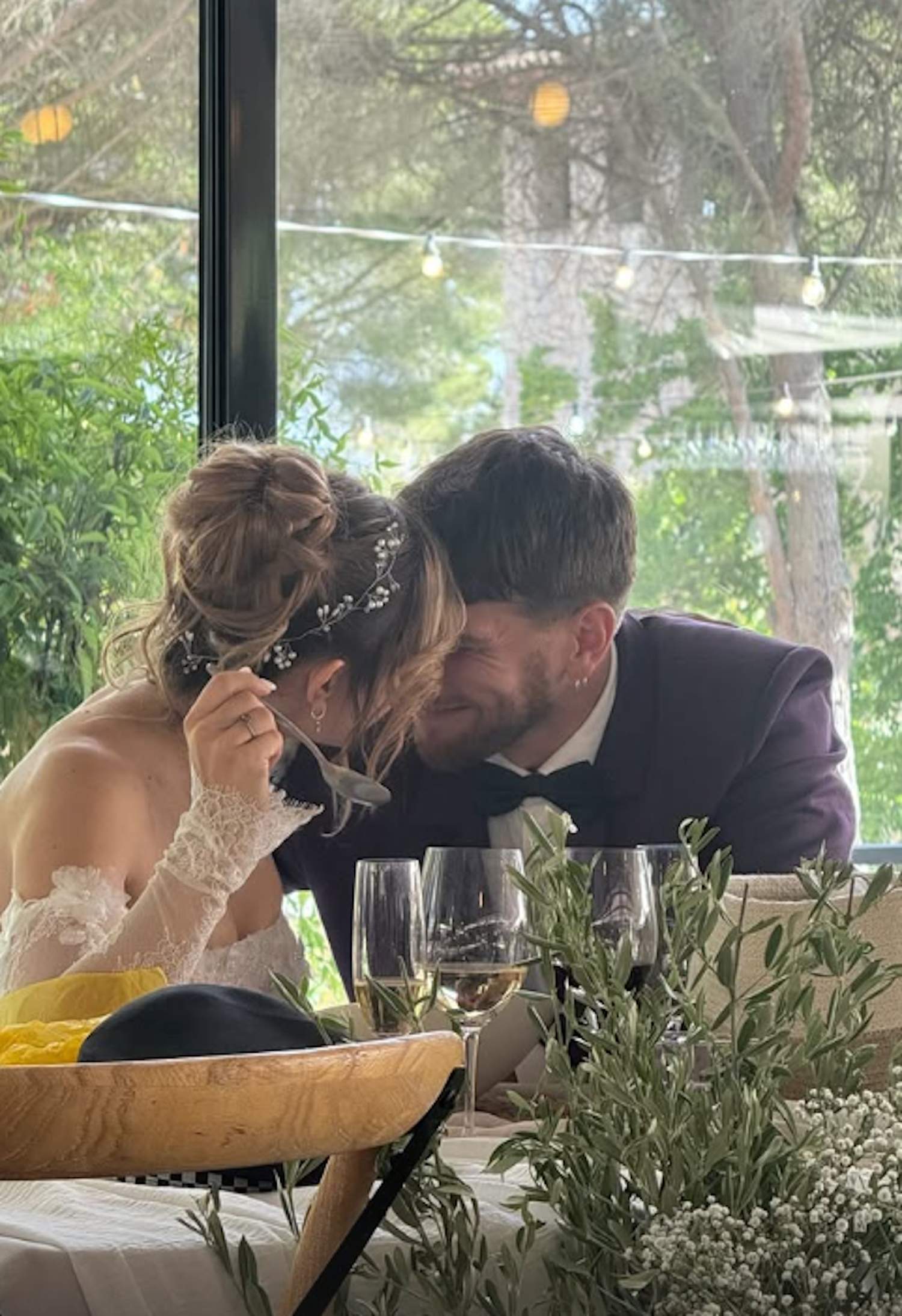 Boda a 3Cat: presentadora enamora reunint companys de cadena, cantant a la cerimònia i ballant 'Dirty dancing'