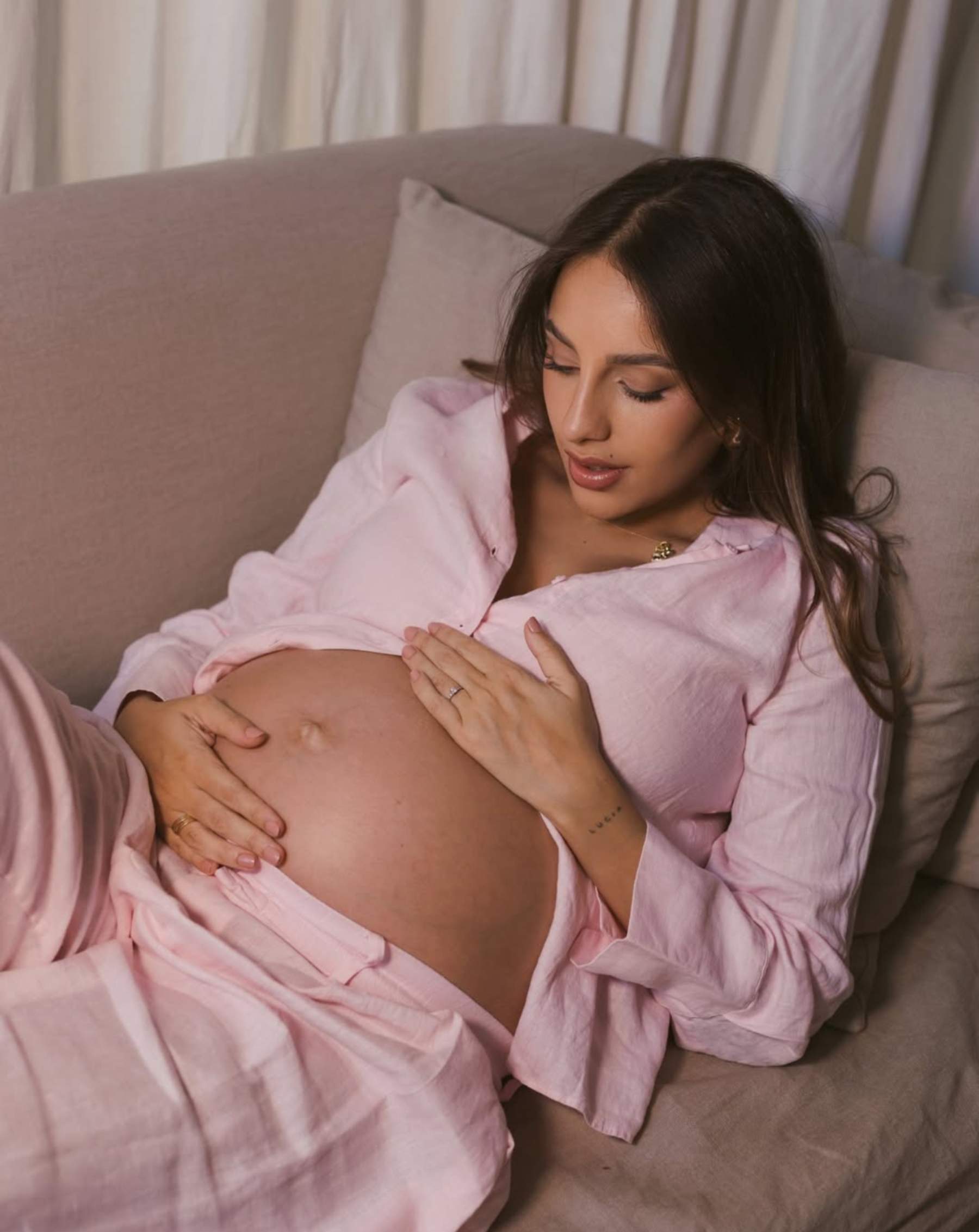 Luna Serrat enamora la red de la mano de Dani Ceballos, las últimas fotos antes de ser padres de mellizas