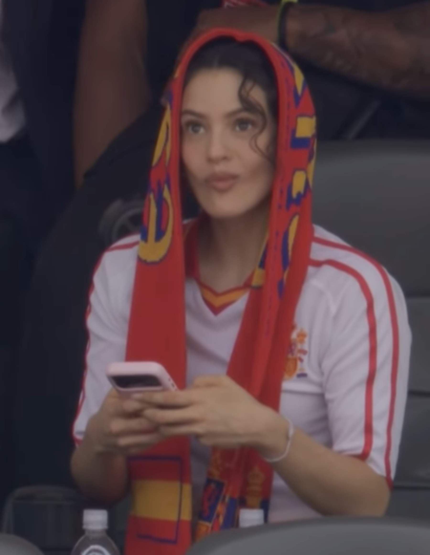 La reacció sorpresa de Rosalía enmig del partit d'Espanya: què ha dit en català després d'un gol
