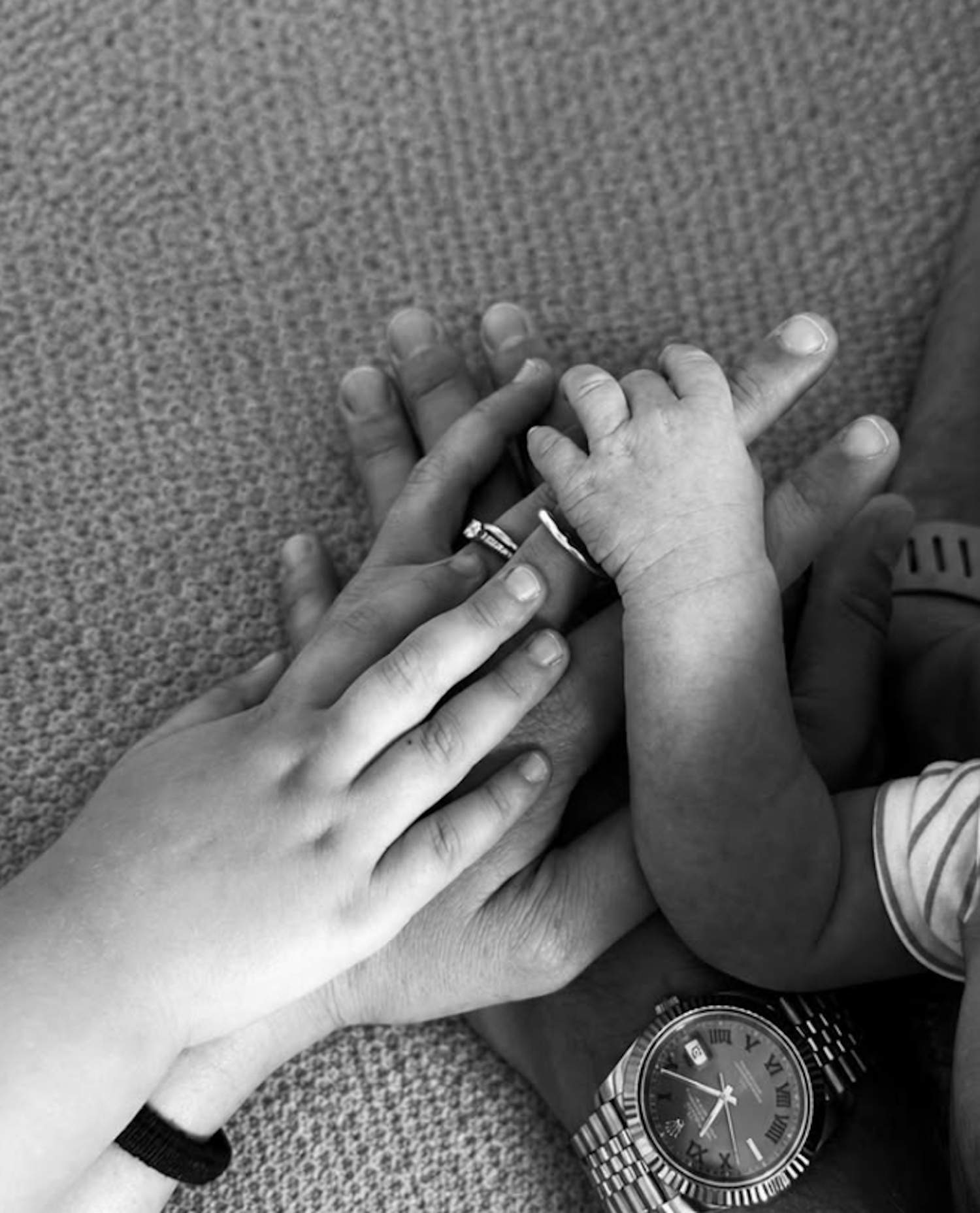 Dos ídolos culés enamoran con el nacimiento de su hija: nombre precioso y original de 4 letras