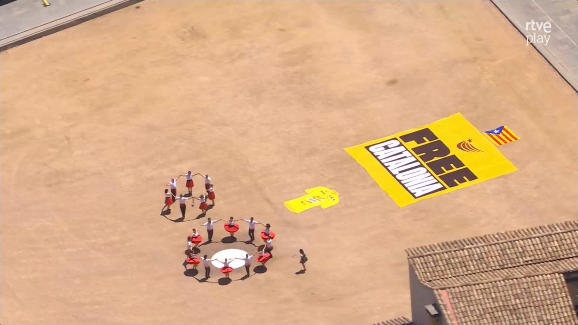 El Tour a Vic, TVE enfoca el rètol "Free Catalonia" i el comentarista català parla de fuets