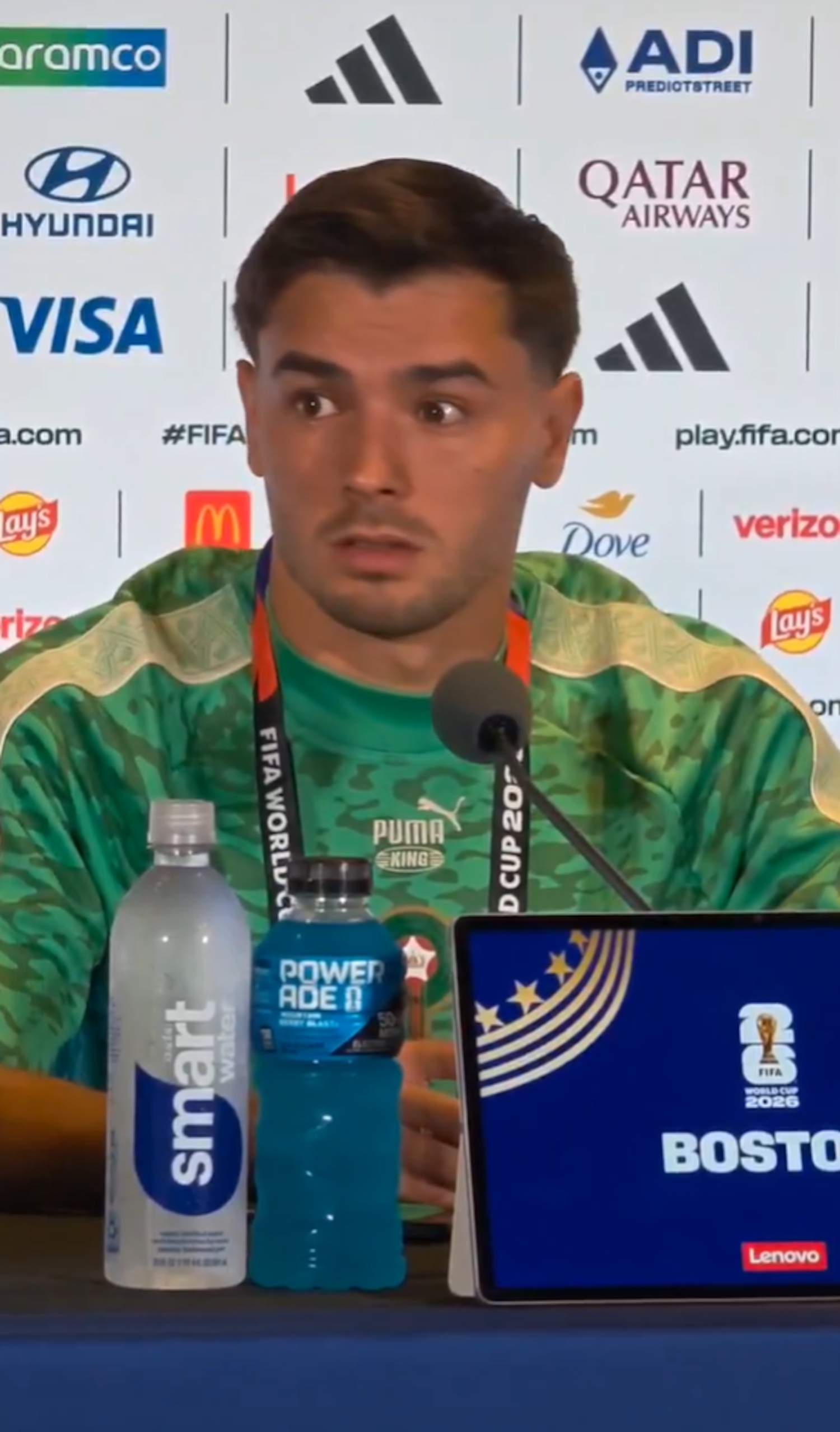 Batussa entre dos periodistes al Mundial en plena roda de premsa: "Per què em pegues?? No em peguis!!"