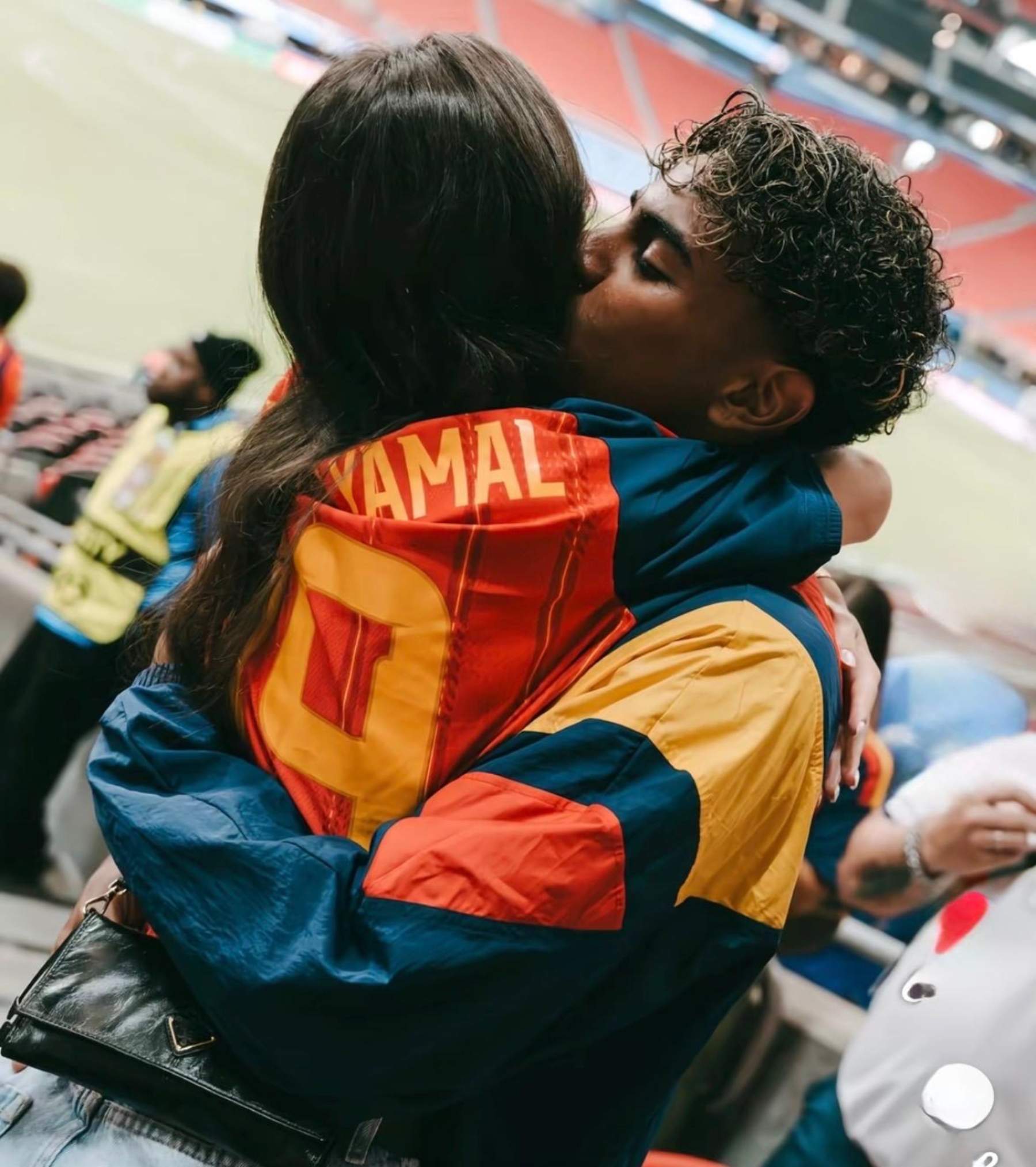 Lamine Yamal emociona con el regalo más romántico por el cumpleaños de Inés García: "Me has hecho sentir..."