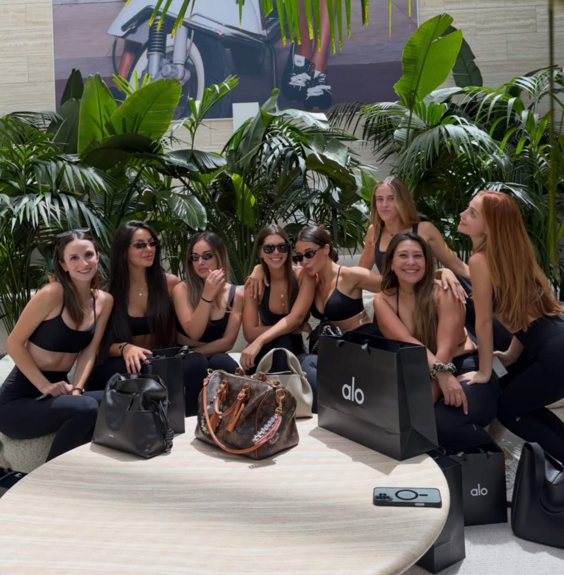 La cita VIP de les nòvies i germanes dels futbolistes de la selecció espanyola a Los Angeles: fotos juntes