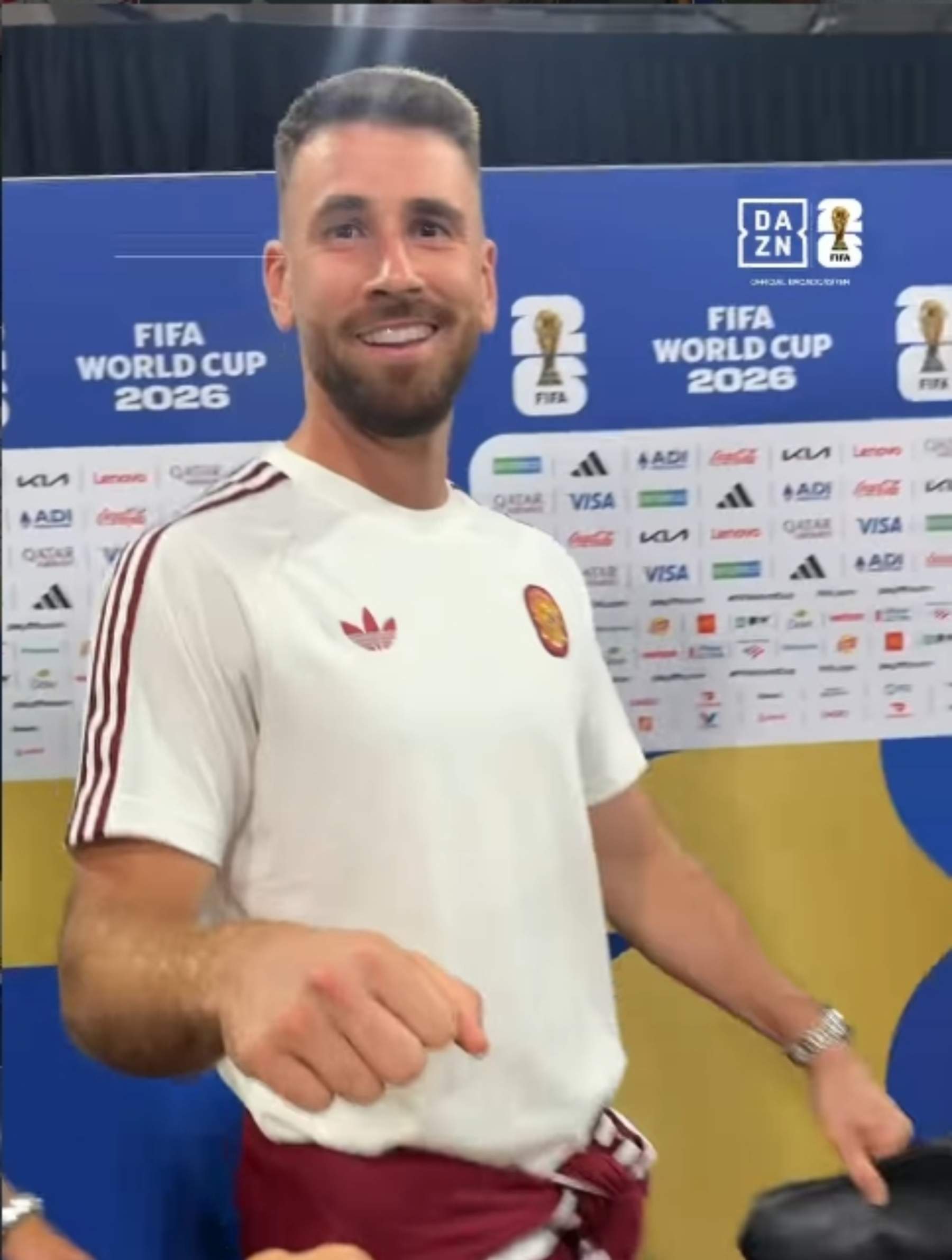 Unai Simón enamora l'afició amb aquest gest preciós a una periodista: què li ha regalat després de la victòria