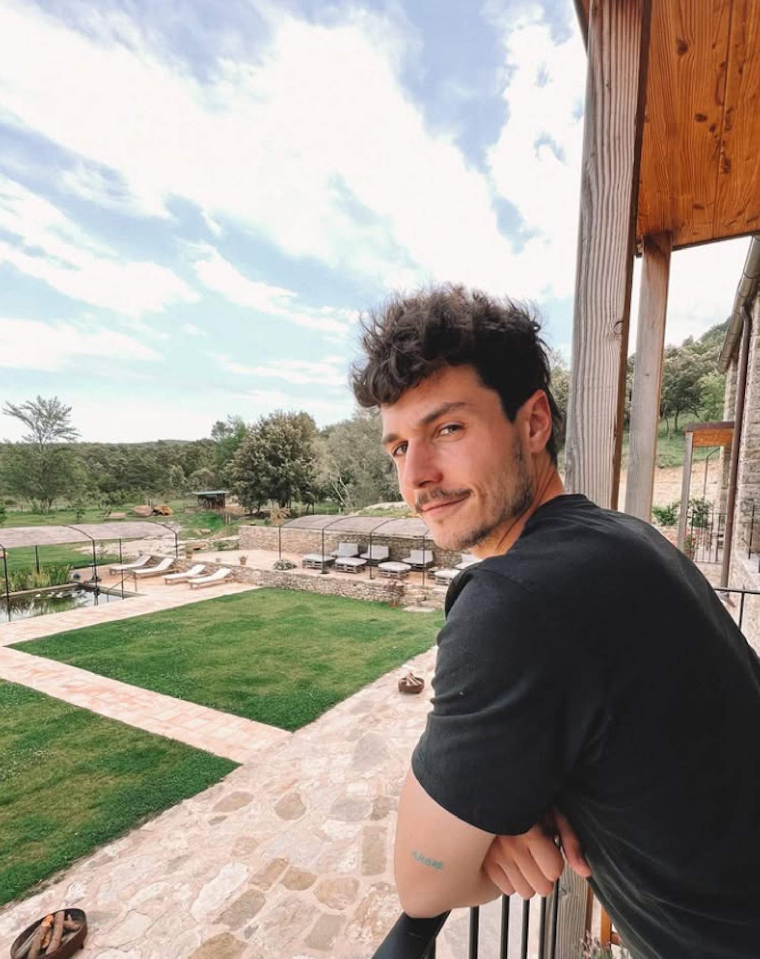 Miki Núñez incendia las redes con unas imágenes en la playa de Pals: "¡Buuf! La venda ya cayó"