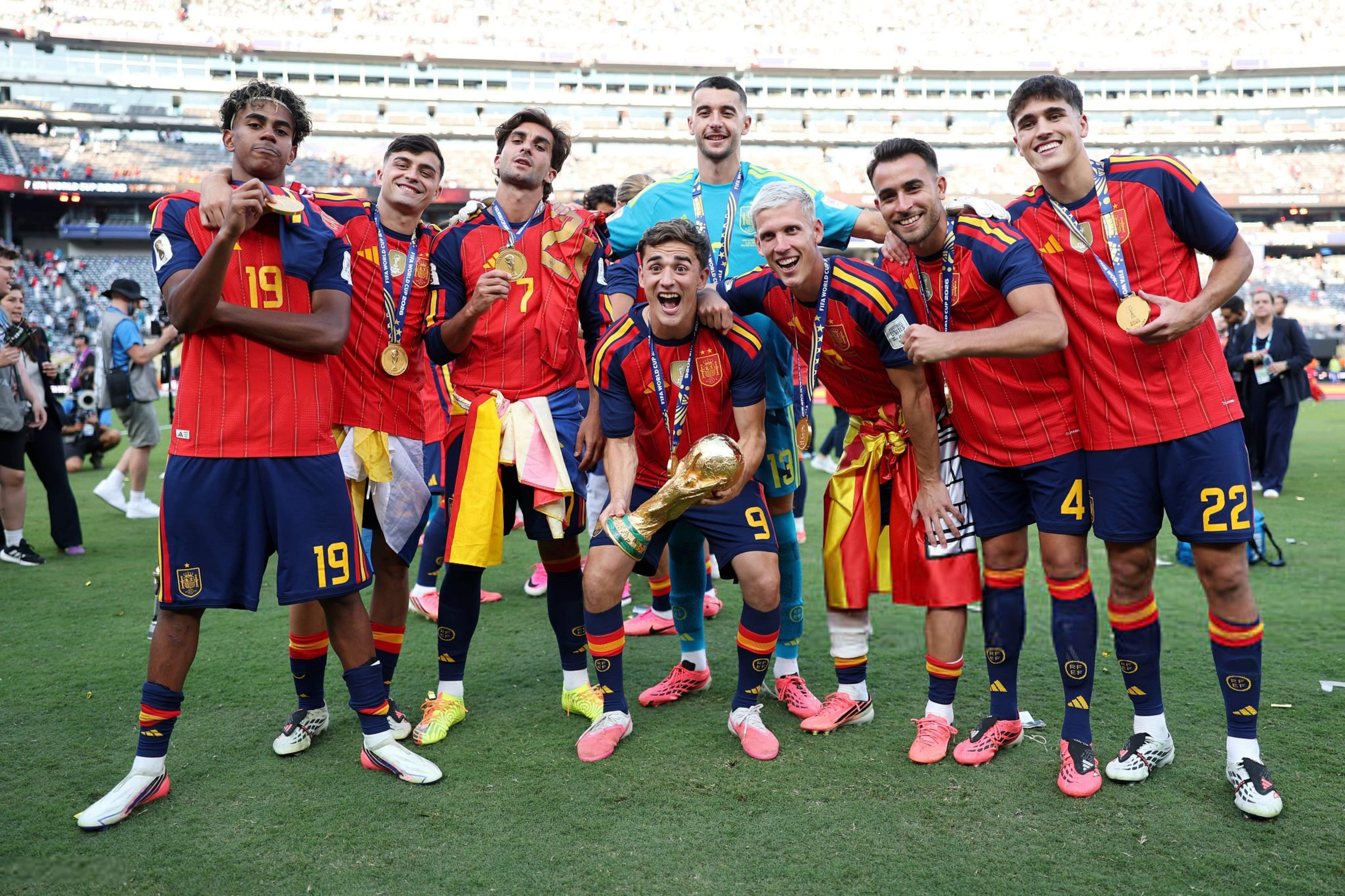 Les nòvies dels campions del Barça se'ls mengen: el més apassionat és... Cubarsí