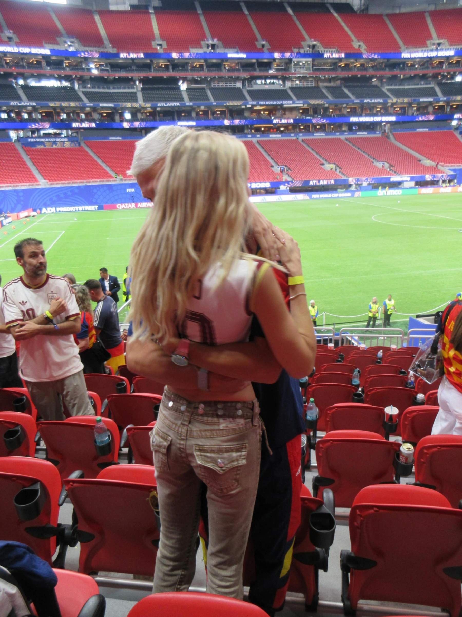 La parella catalana del Mundial que ha fet saltar tots els rumors de boda: l'anell enmig de la celebració