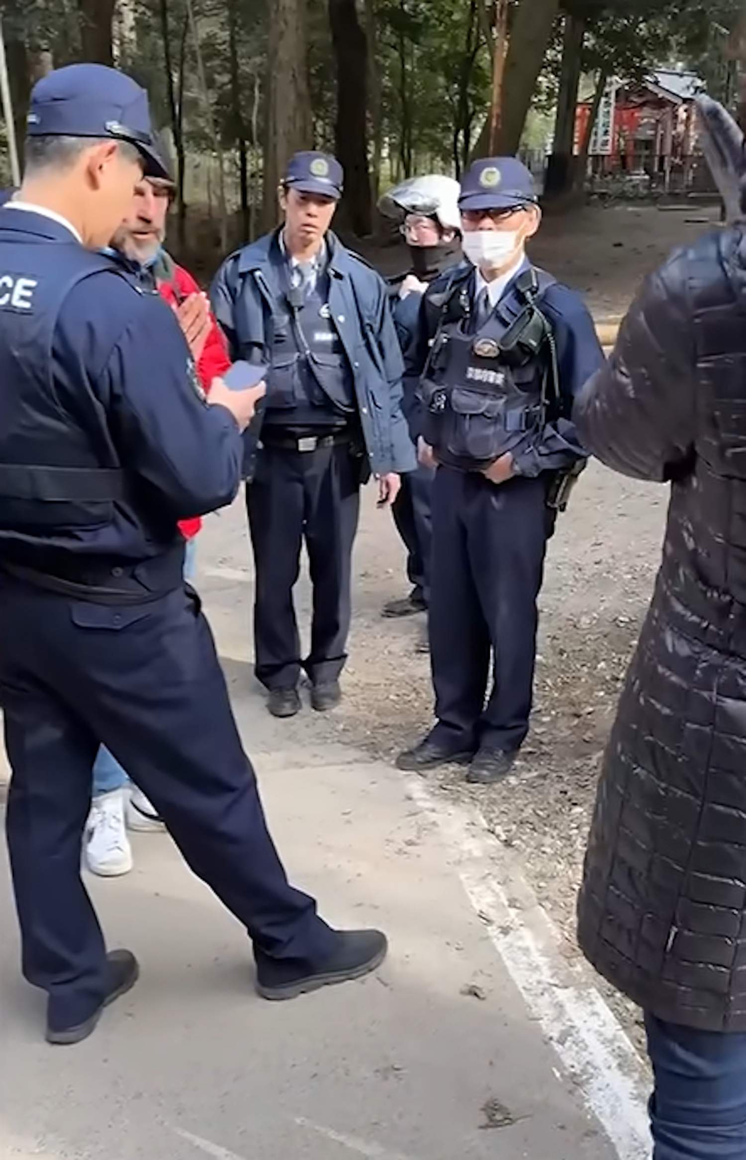 Santi Millán confiesa qué le ha pasado en Japón tras robar un objeto de un lugar sagrado y que lo detengan