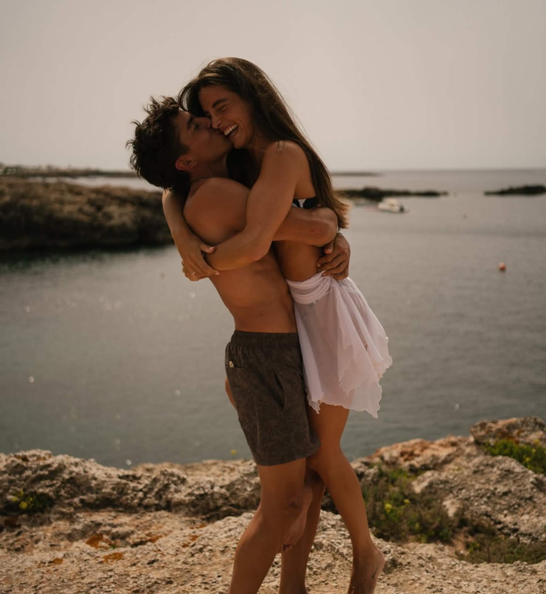 Marc Márquez i Gemma Pinto esvaloten la xarxa amb unes fotos romàntiques i uns anells: boda a la vista?