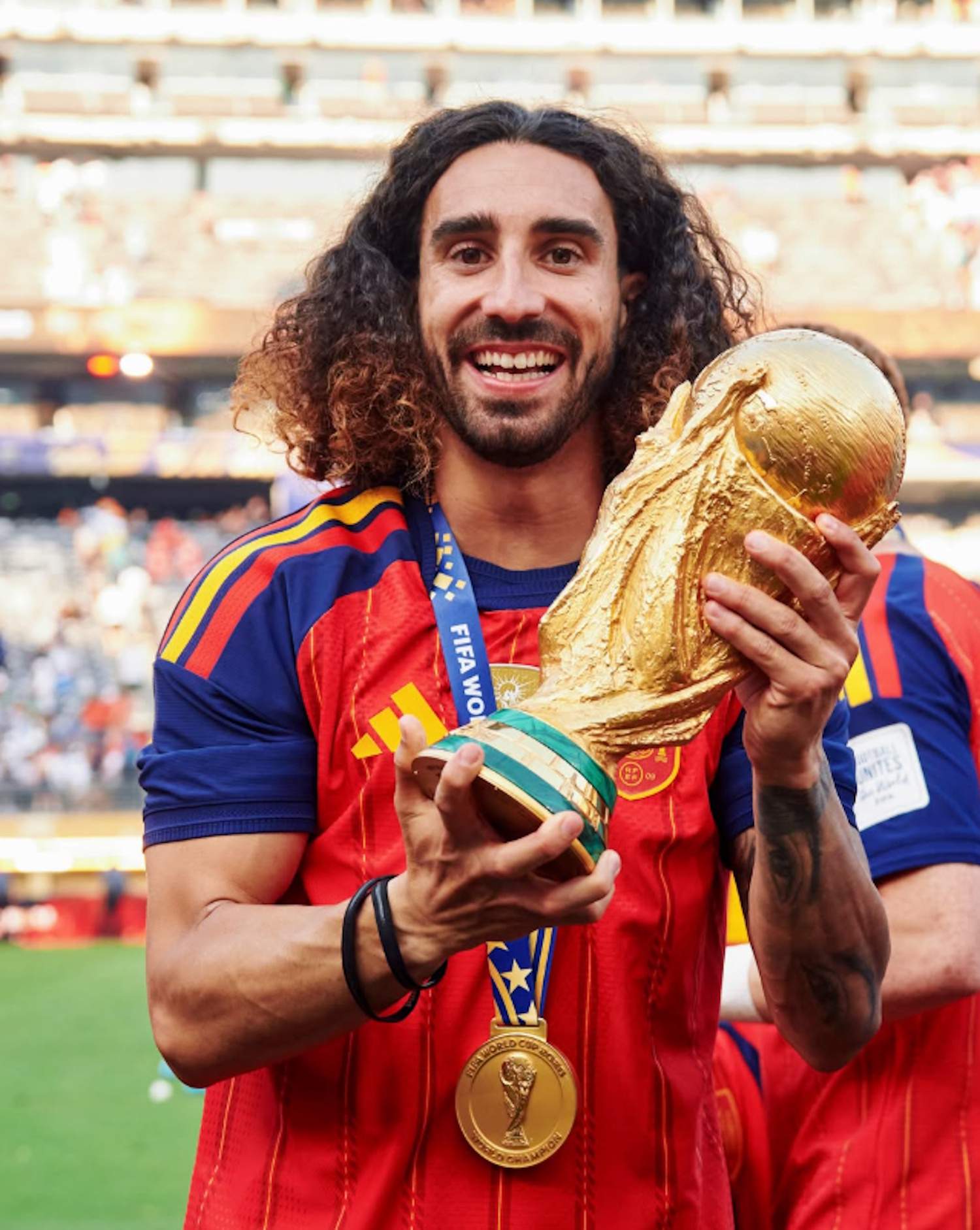 Cucurella ya no es así: el nuevo aspecto del jugador catalán, sin rizos, y con un tatuaje sorprendente
