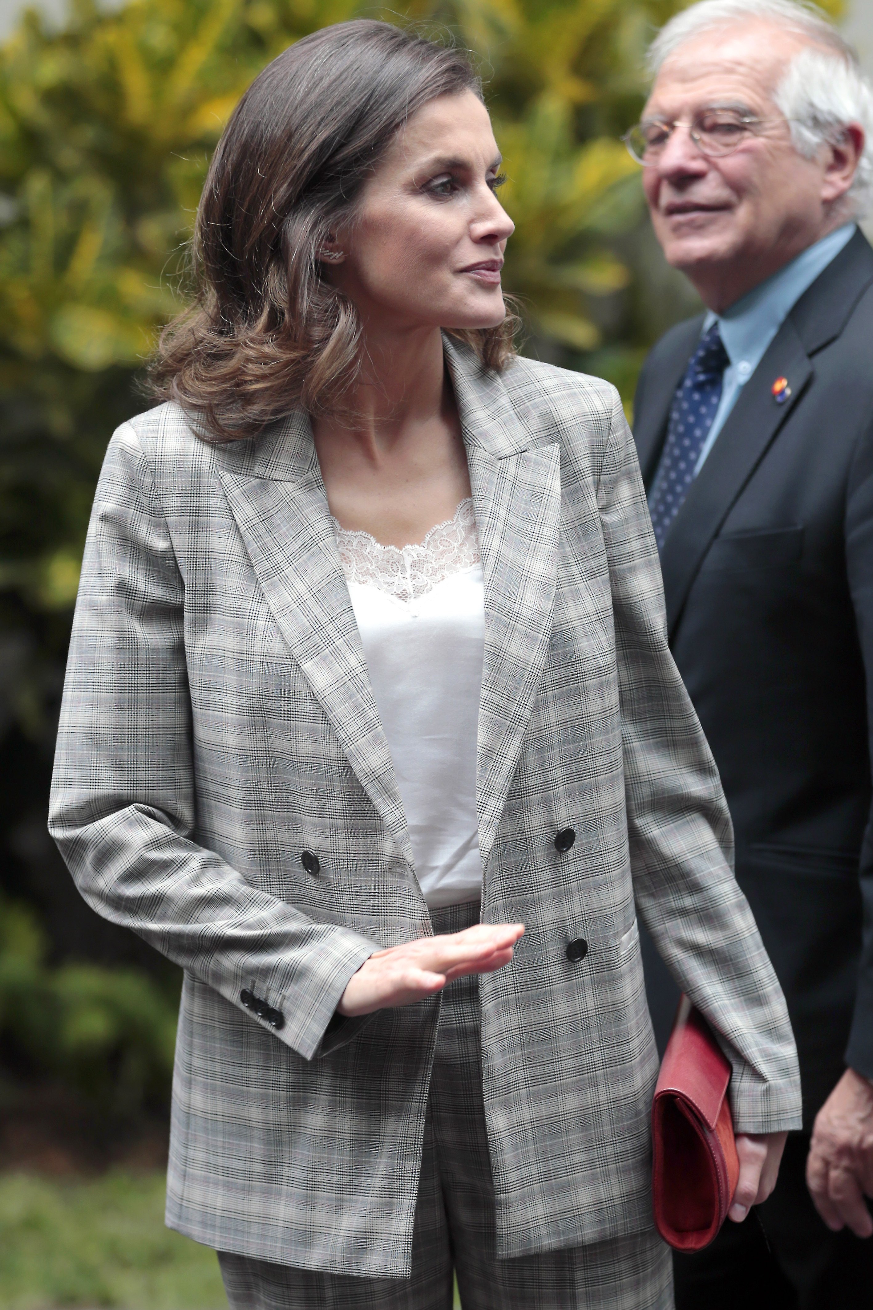 La reina Letizia sorprende con un traje de empresaria sin planchar