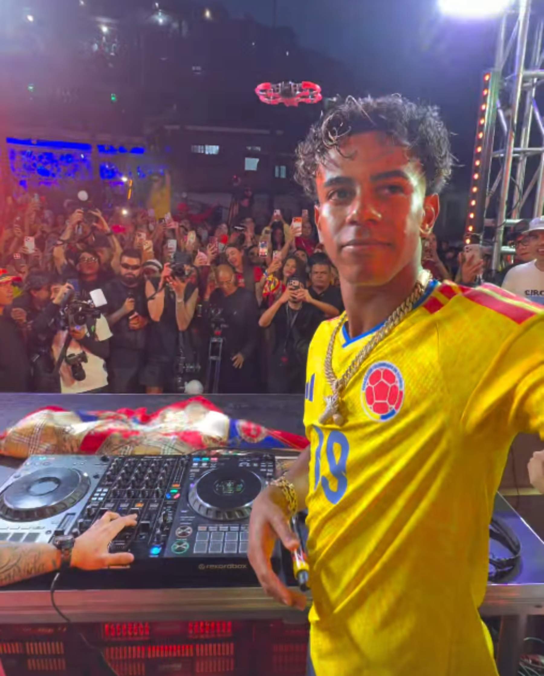 La reacció de Lamine Yamal en sentir el nom de Nicki Nicole enmig d'aquest concert a Colòmbia: moment incòmode