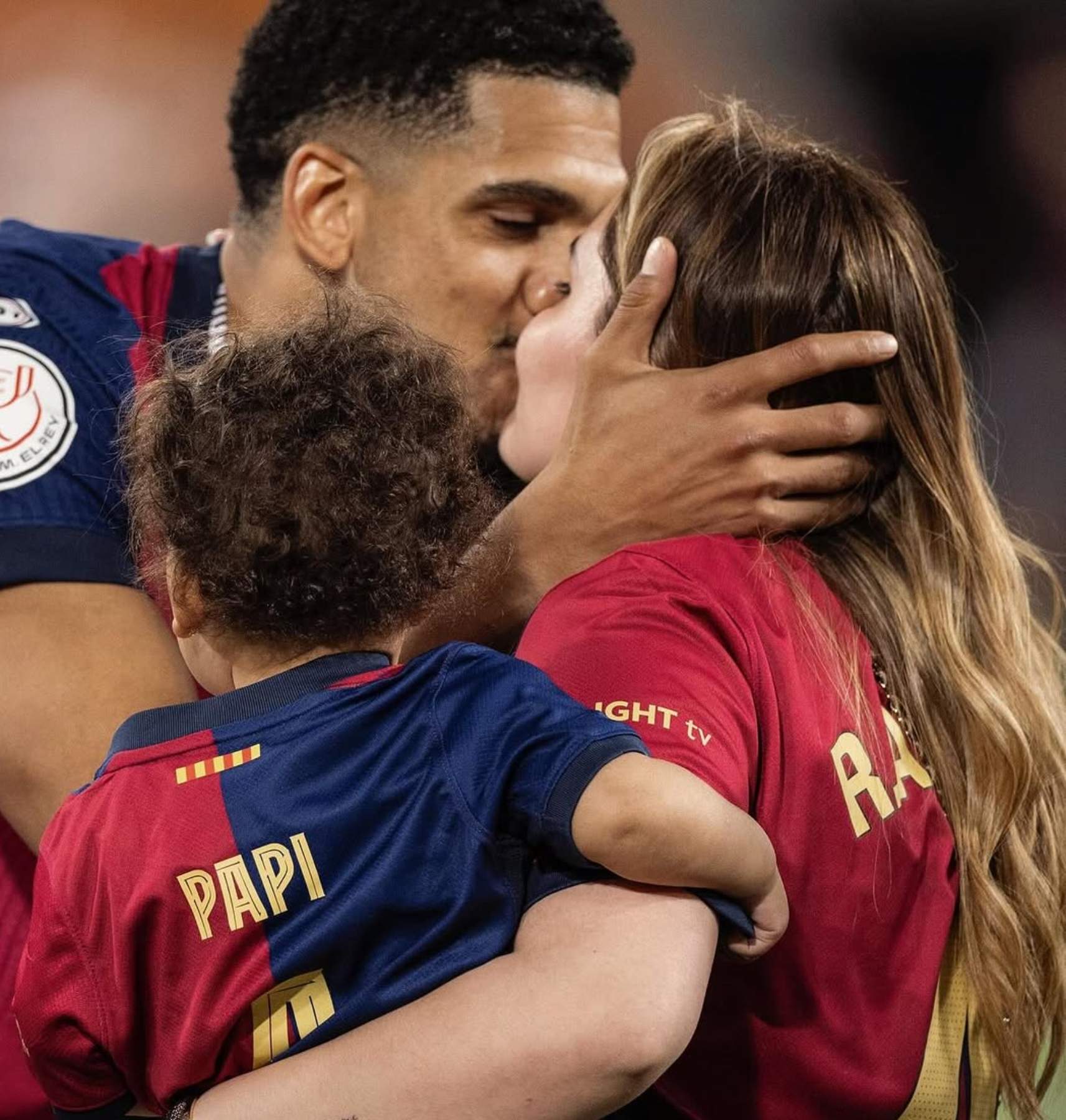 Abi, la mujer de Araujo, emociona a los culers despidiéndose de Barcelona desde el avión: "Nuevo comienzo..."