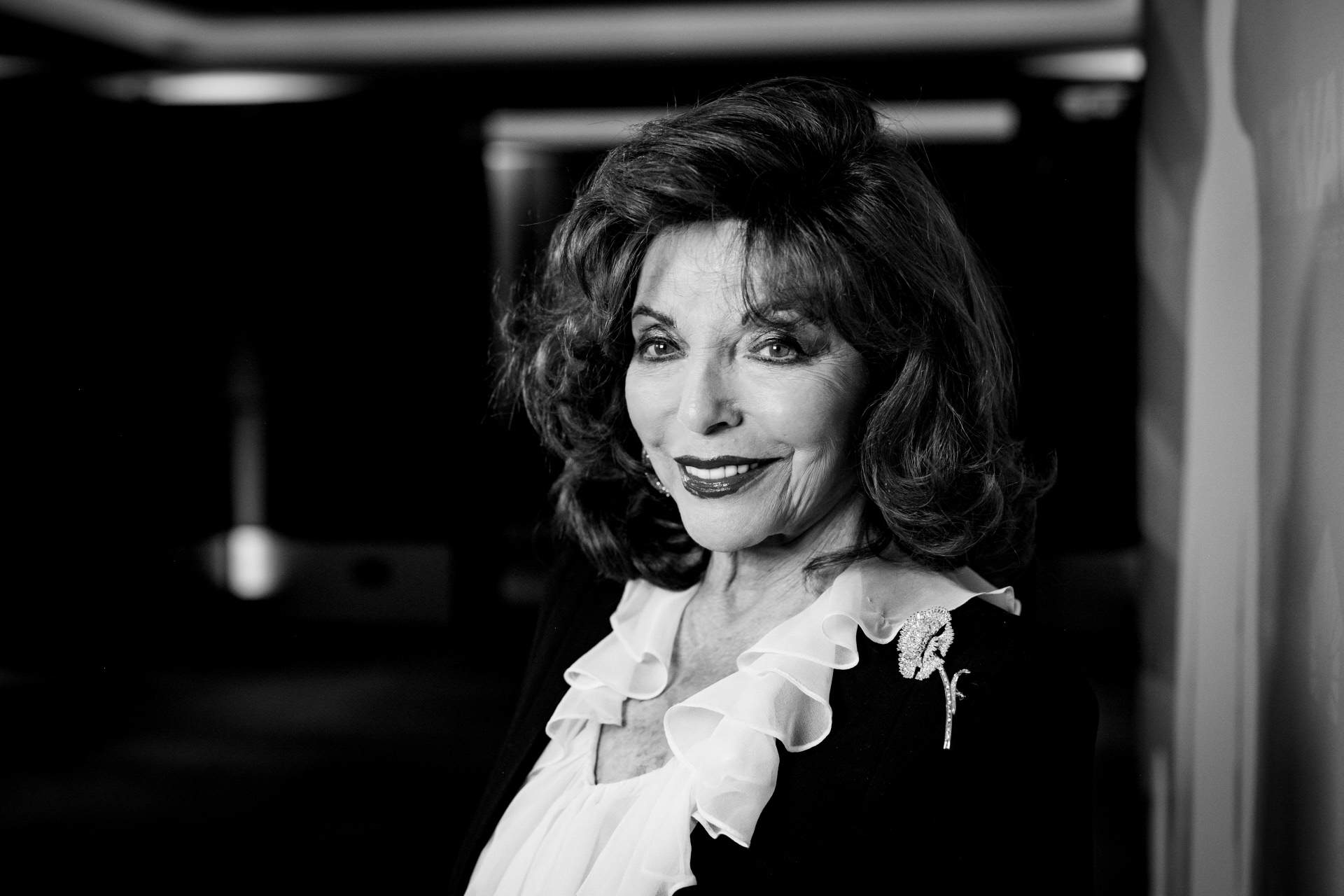 Joan Collins molt canviada en una foto als 93 anys de la mà del seu jove marit