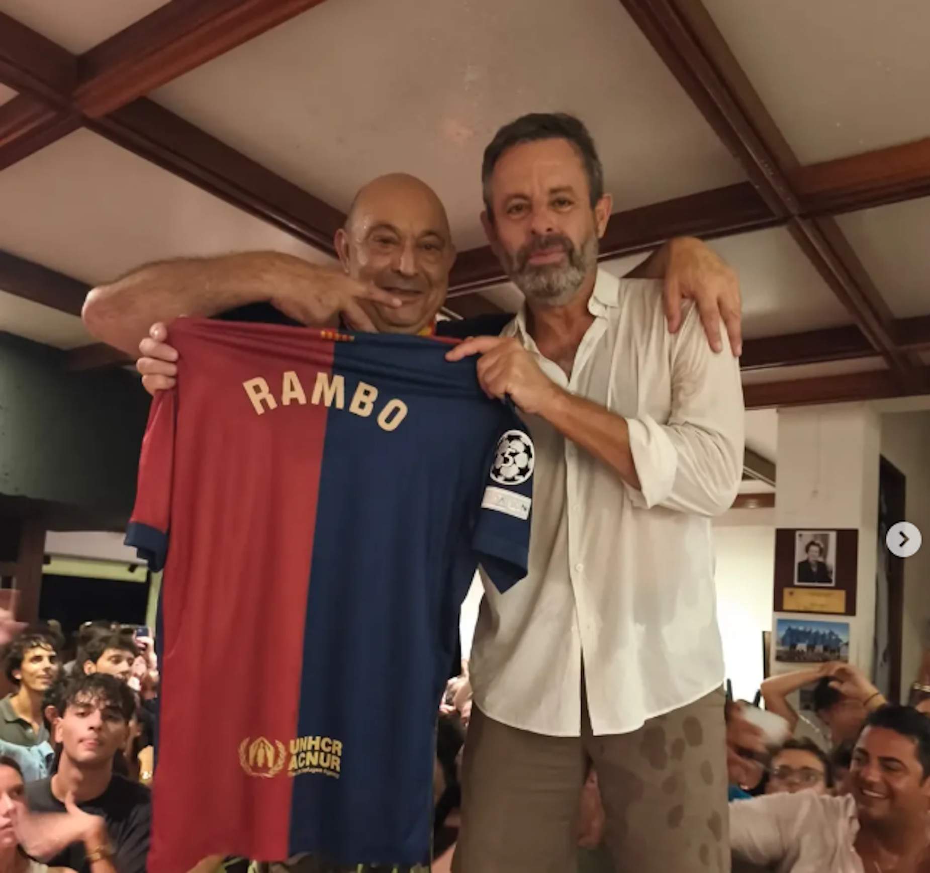 Sandro Rosell eufòric a Llafranc, ballant damunt la barra d'un bar famós i samarreta del Barça