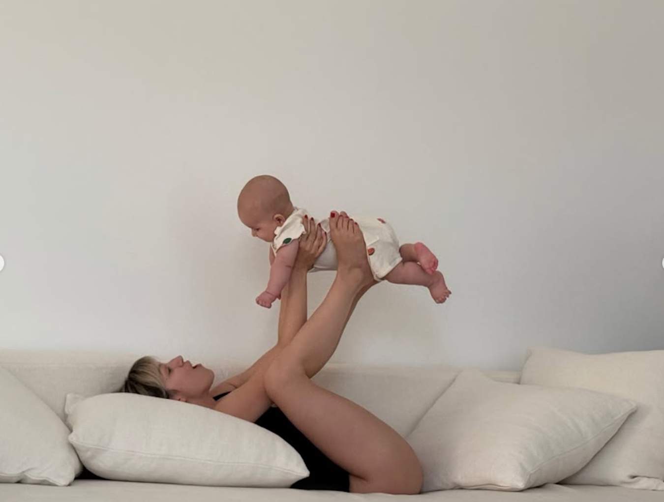 Bonita imagen de Dante Darín mamando, el precioso hijo de Úrsula Corberó en Barcelona