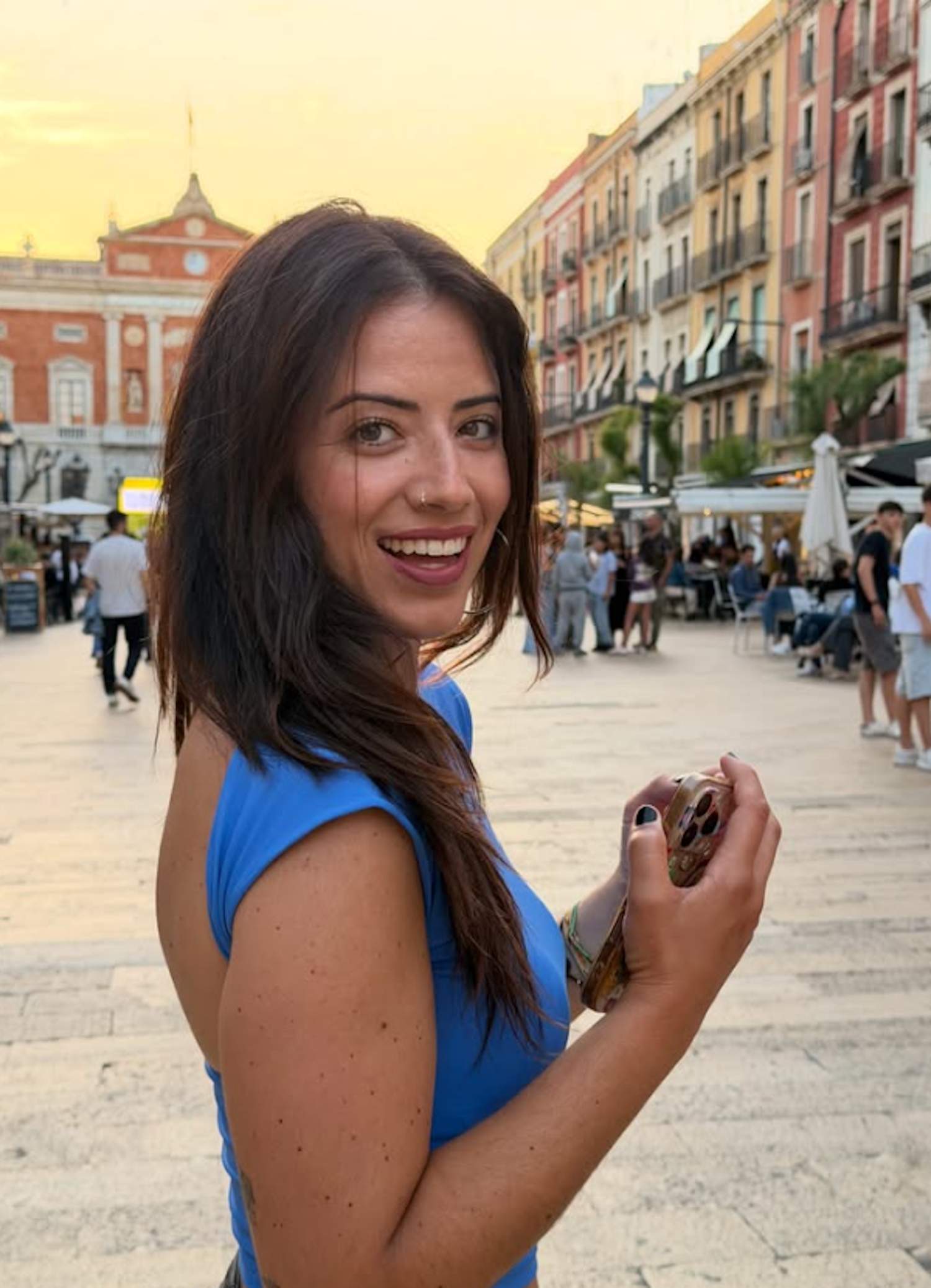 Nerea Sanfe ('APM?', 2Cat) fon la xarxa amb el seu xicot, Adrià, guapíssim membre d'un conegut grup de música