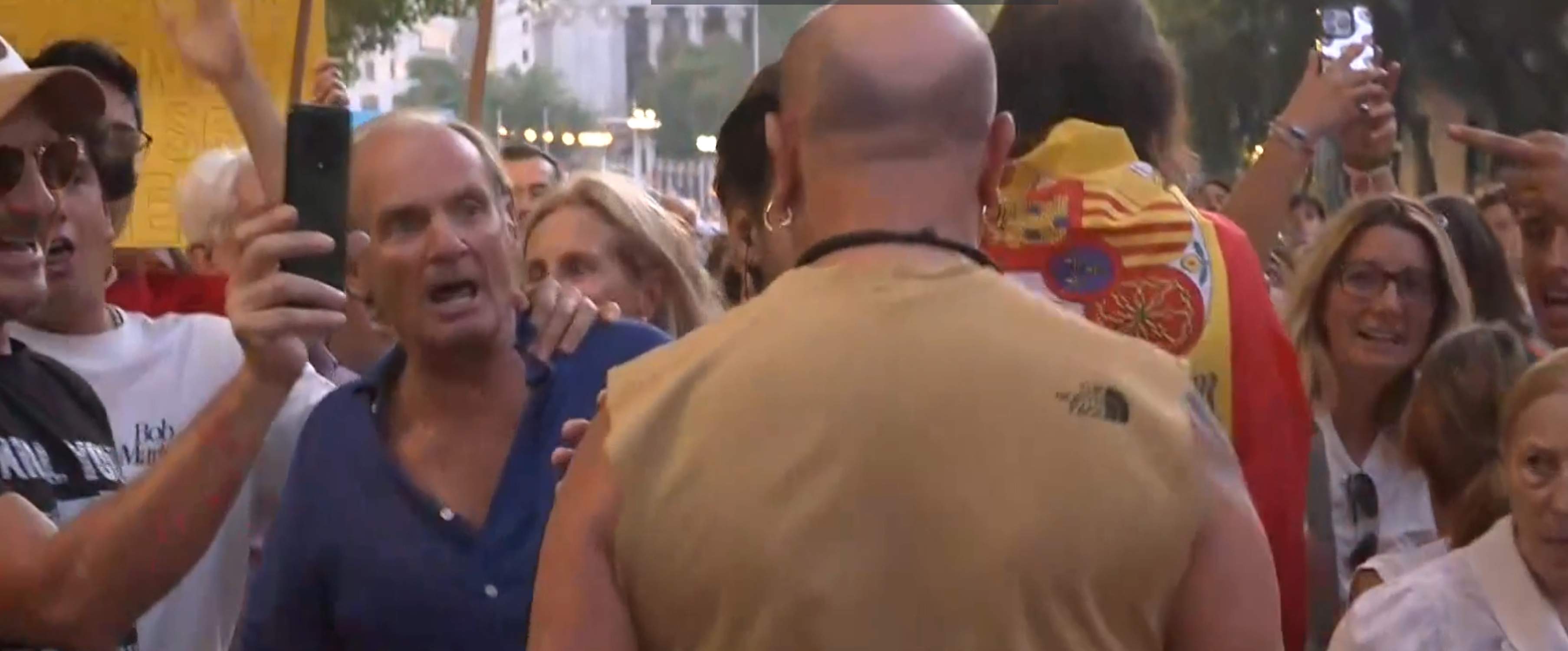 Agressió a un reporter, envoltat de banderes d'Espanya, braços alçats i "Cara al sol" al centre de Madrid