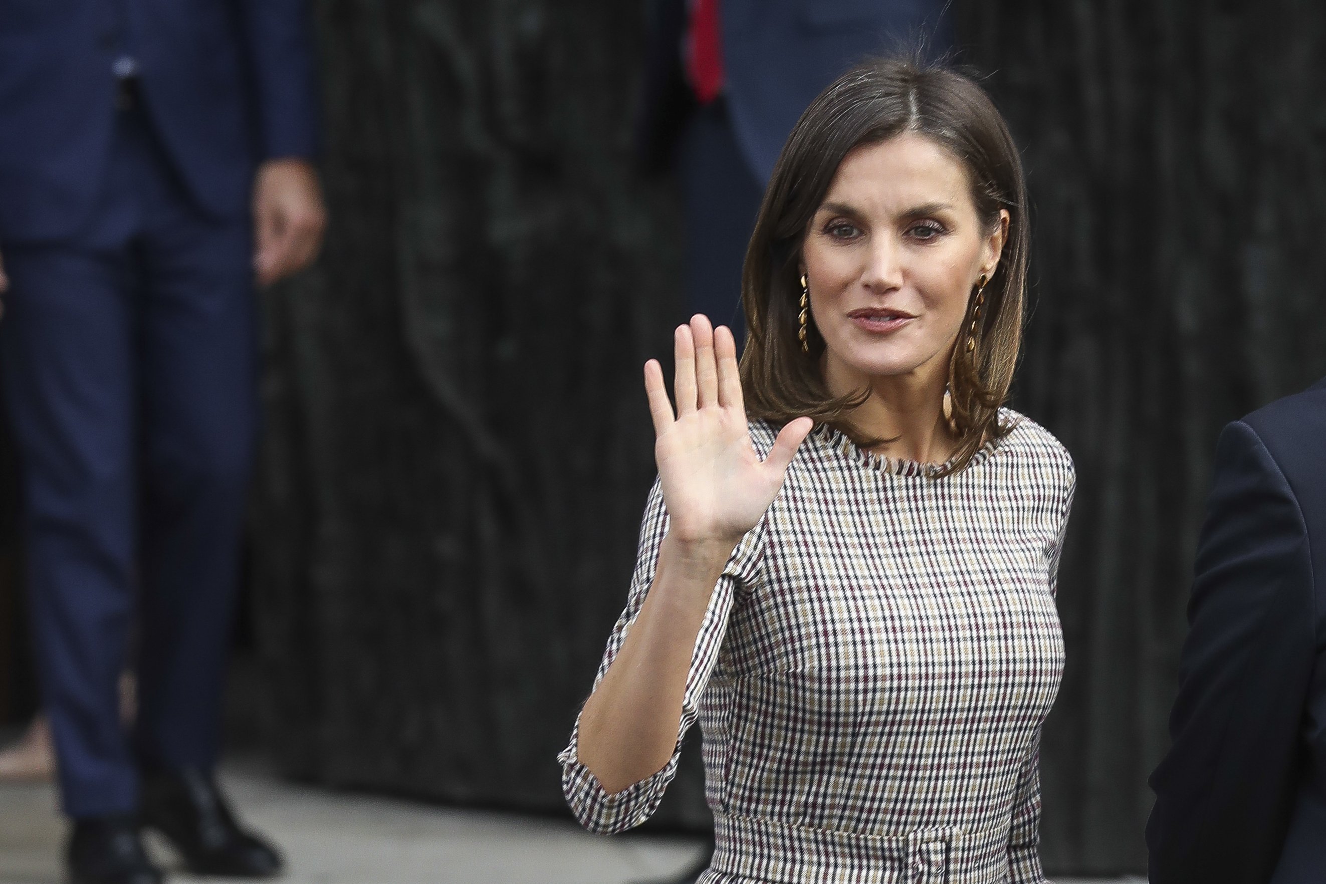 El truco de Letizia para parecer más delgada: el traje que "disimula tripita"