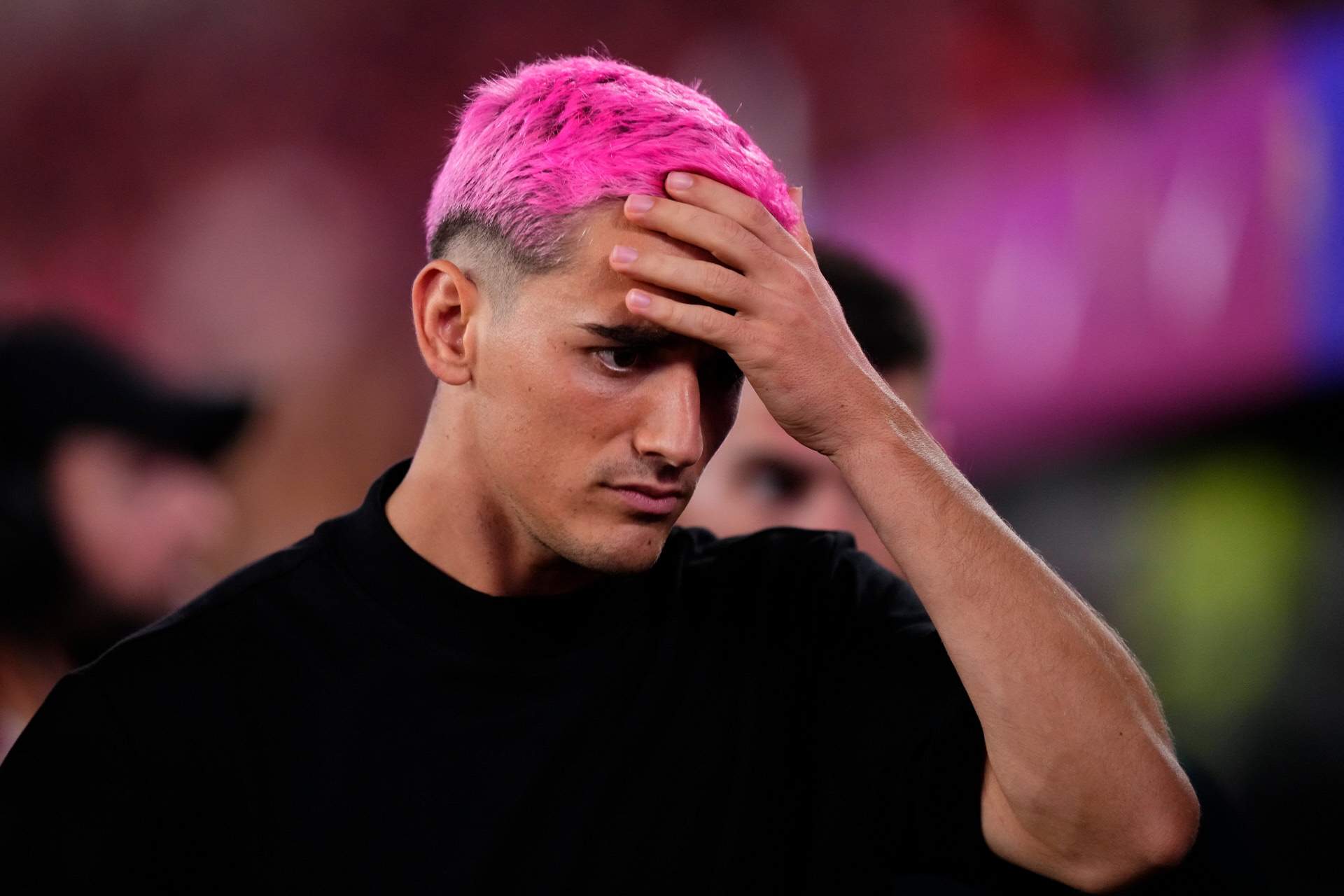 Gavi, guapíssim als 22 anys despullat a la portada de 'Men's Health' tota rosa