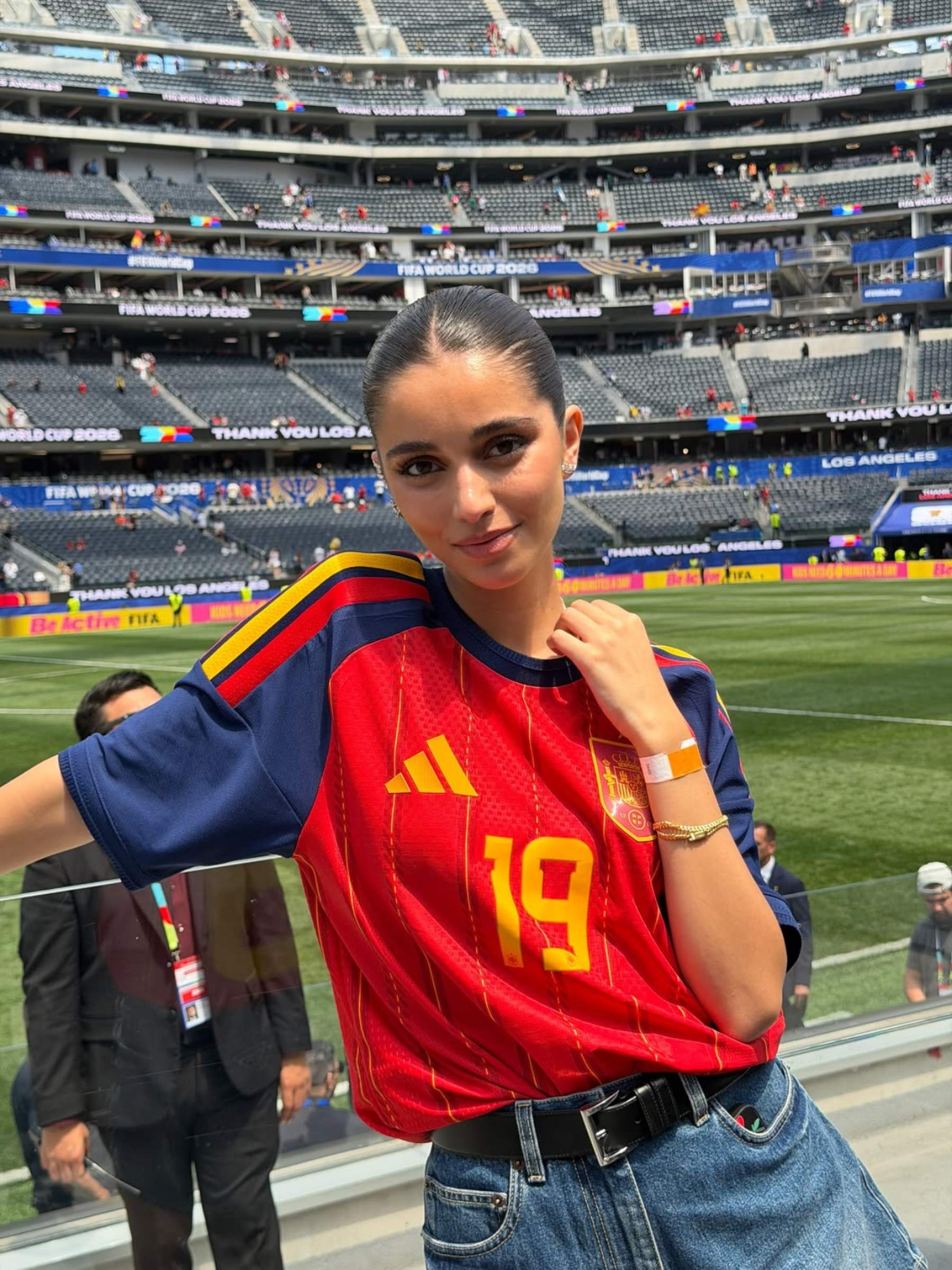Inés García toca la fibra dels culers: les imatges més tendres des de la grada del Sevilla-Barça