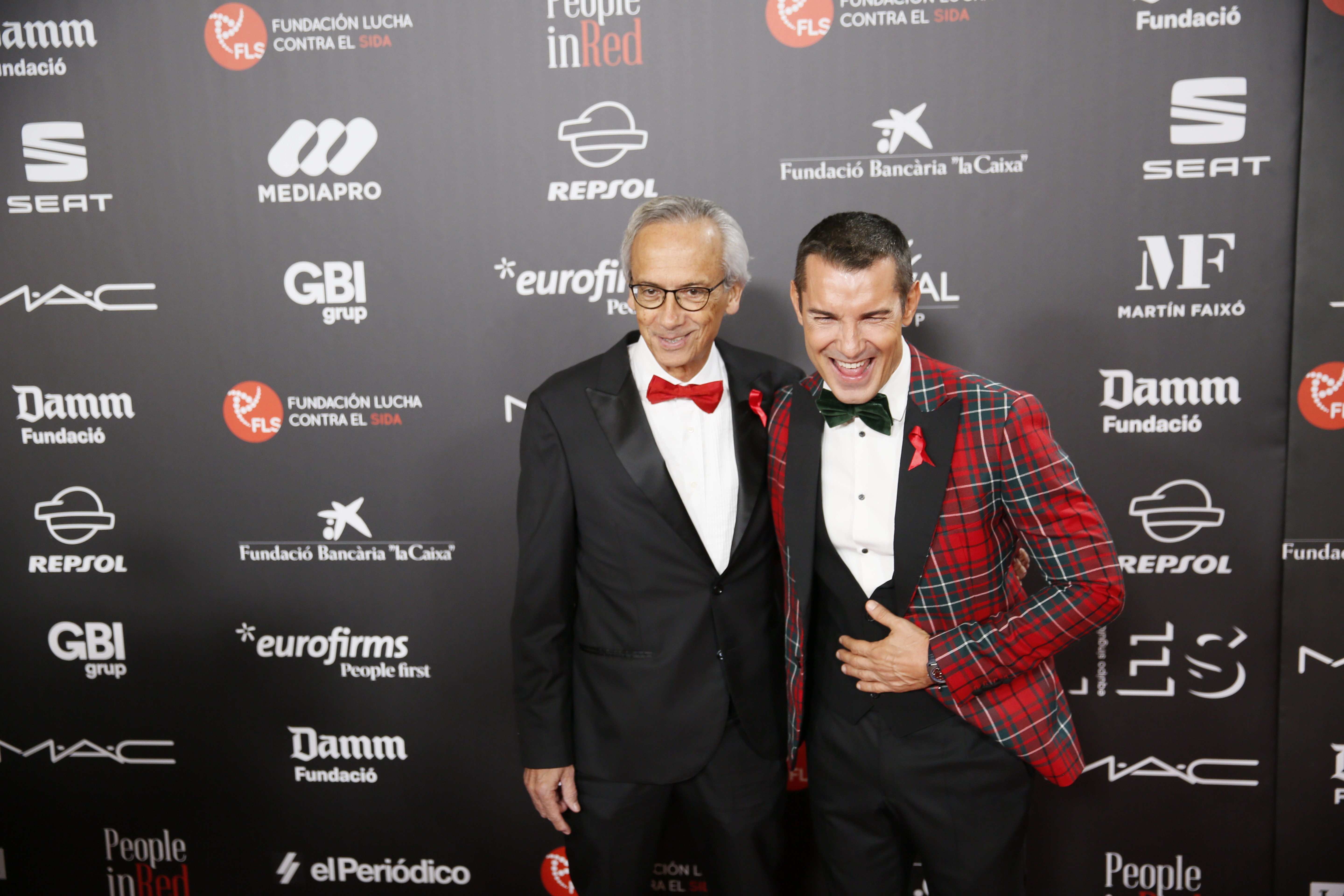 Los vips desfilan por la alfombra roja de la gala del sida