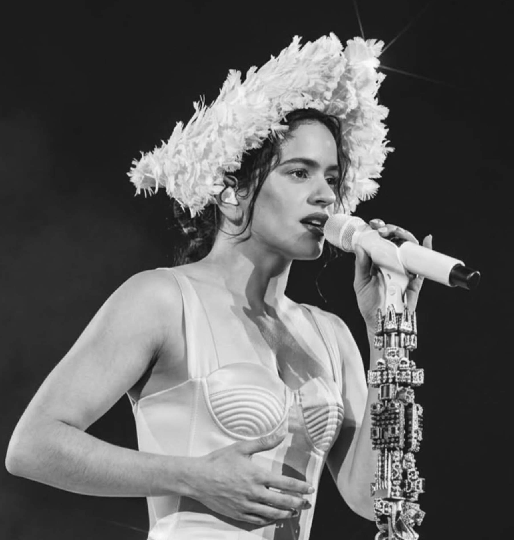 Rosalía bufa les espelmes d'aniversari amb la Pili, la seva germana gran: el sopar més íntim a París