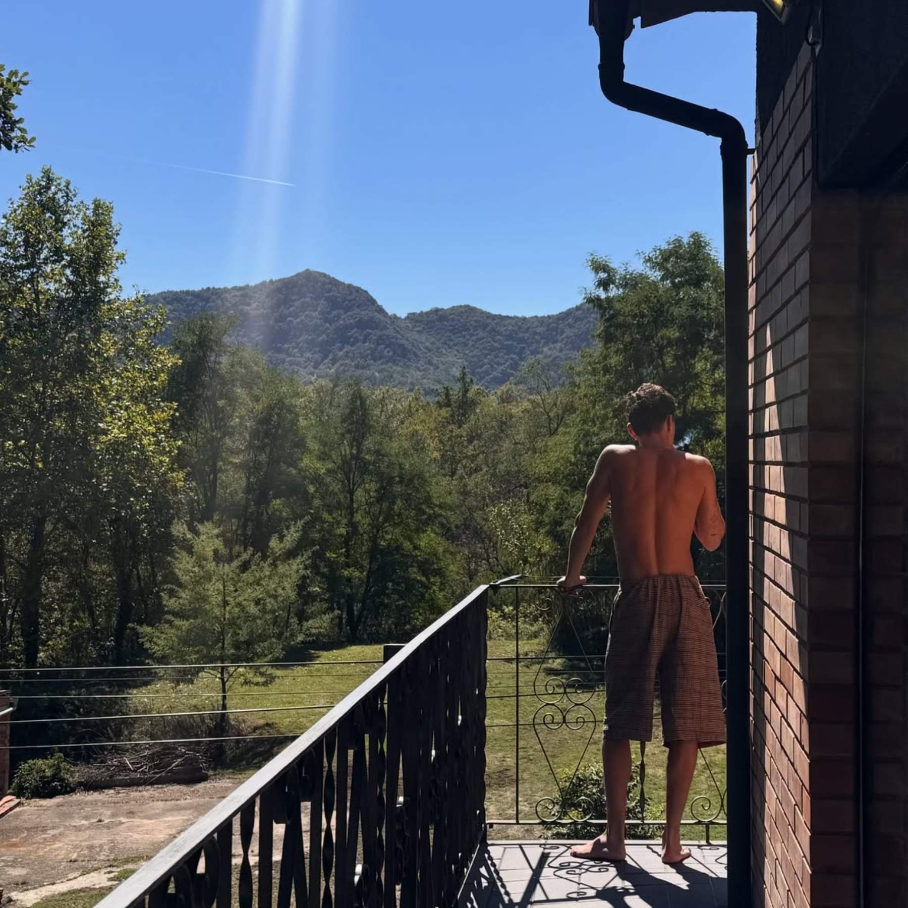 Famoso actor internacional sorprende sin ropa en este paisaje de Girona: "El mejor fin de semana..."