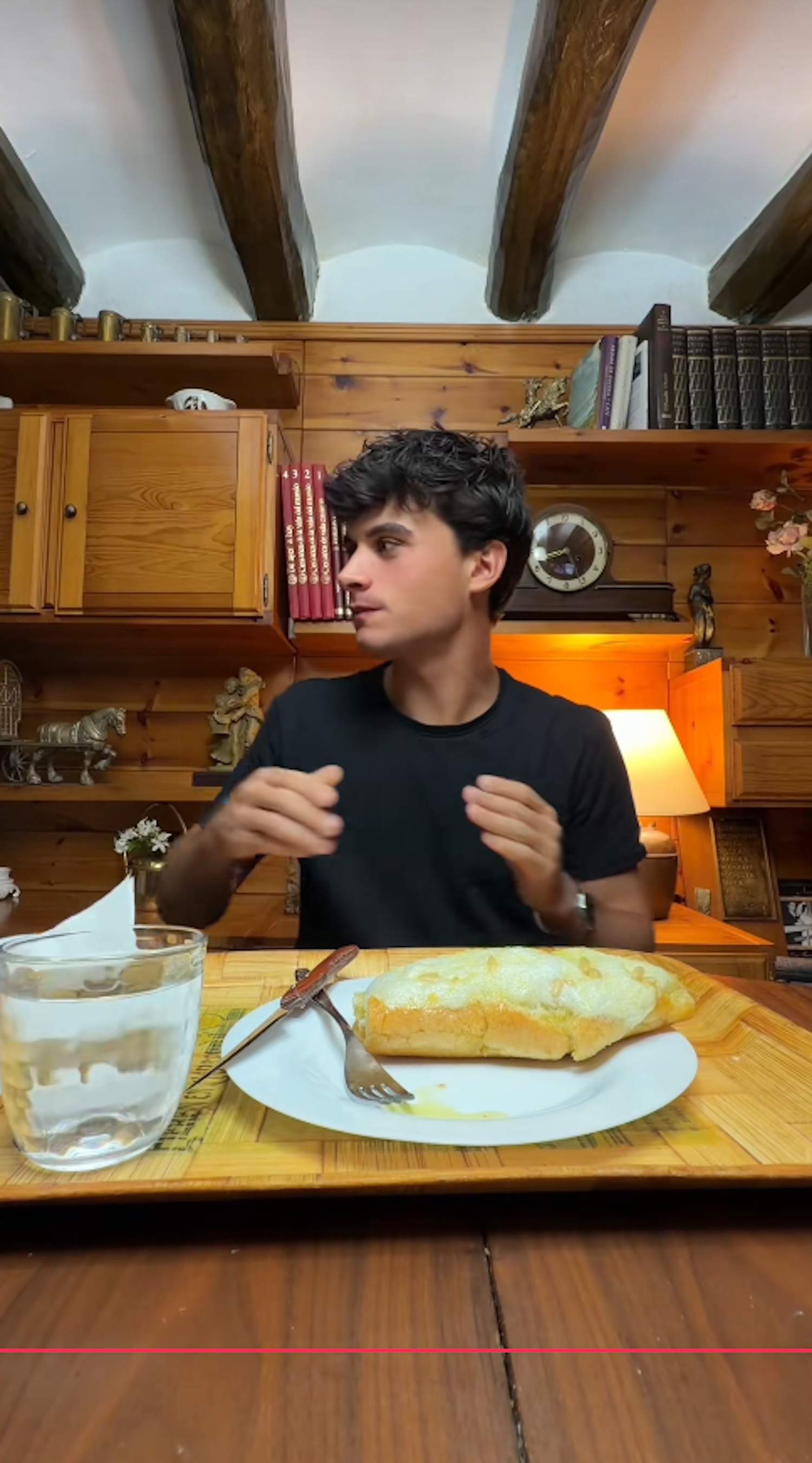 "Parla català, collons!": ovació a l'àvia d'un influencer per esbroncar el net en directe defensant la llengua