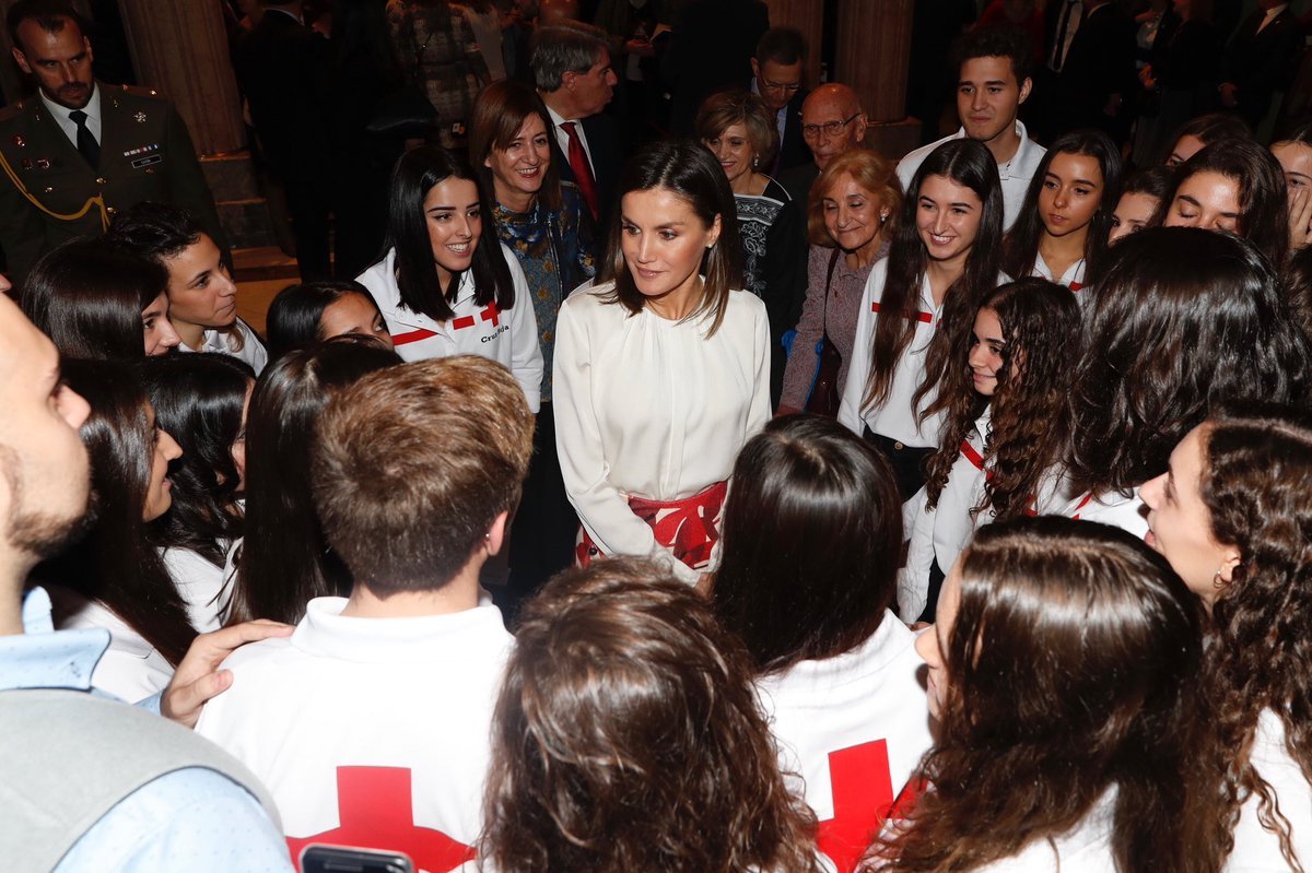 Letizia se disfraza de enfermera para la Cruz Roja: blanca y falda de flores