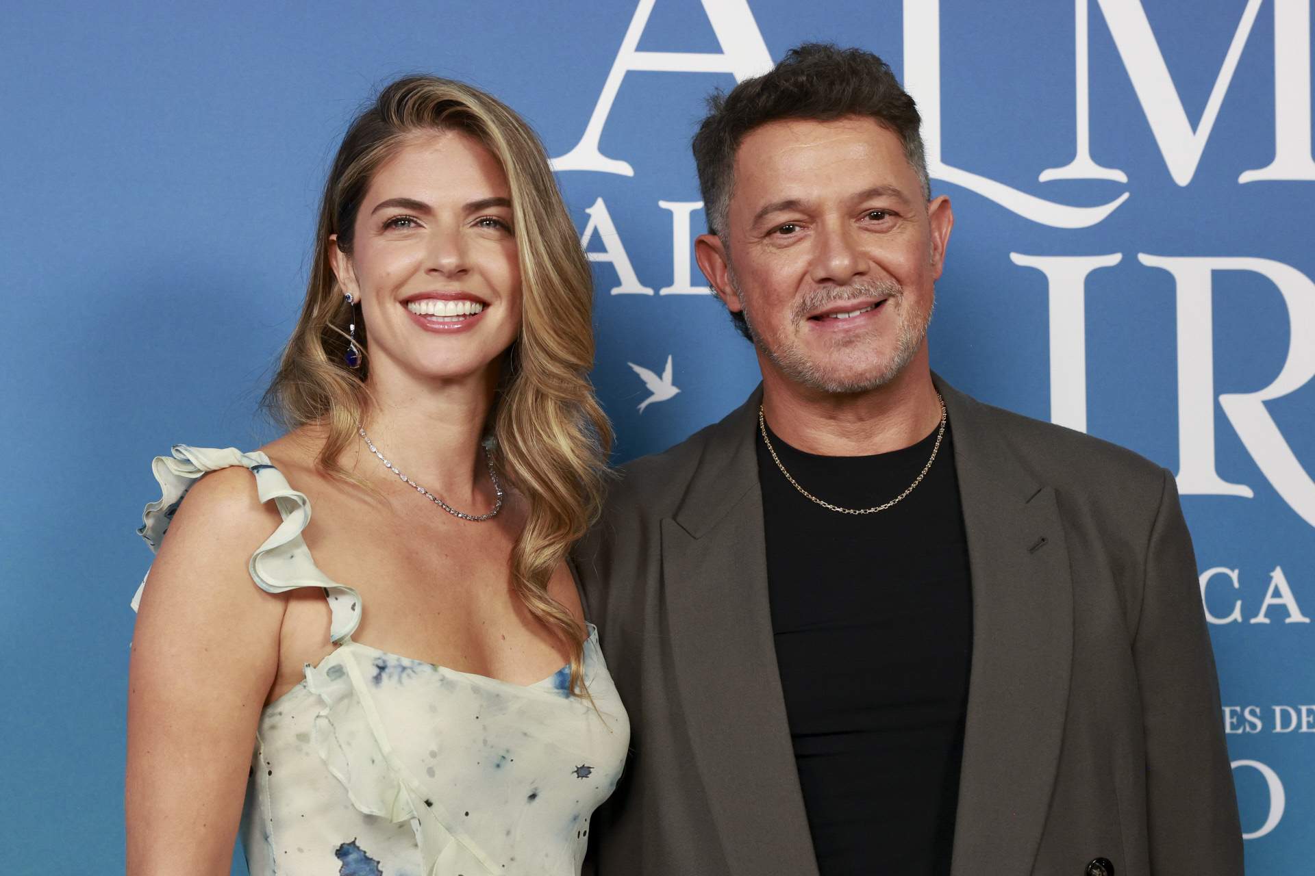 La foto sorpresa d'Alejandro Sanz i els seus 4 fills de 3 dones diferents: noms maquíssims